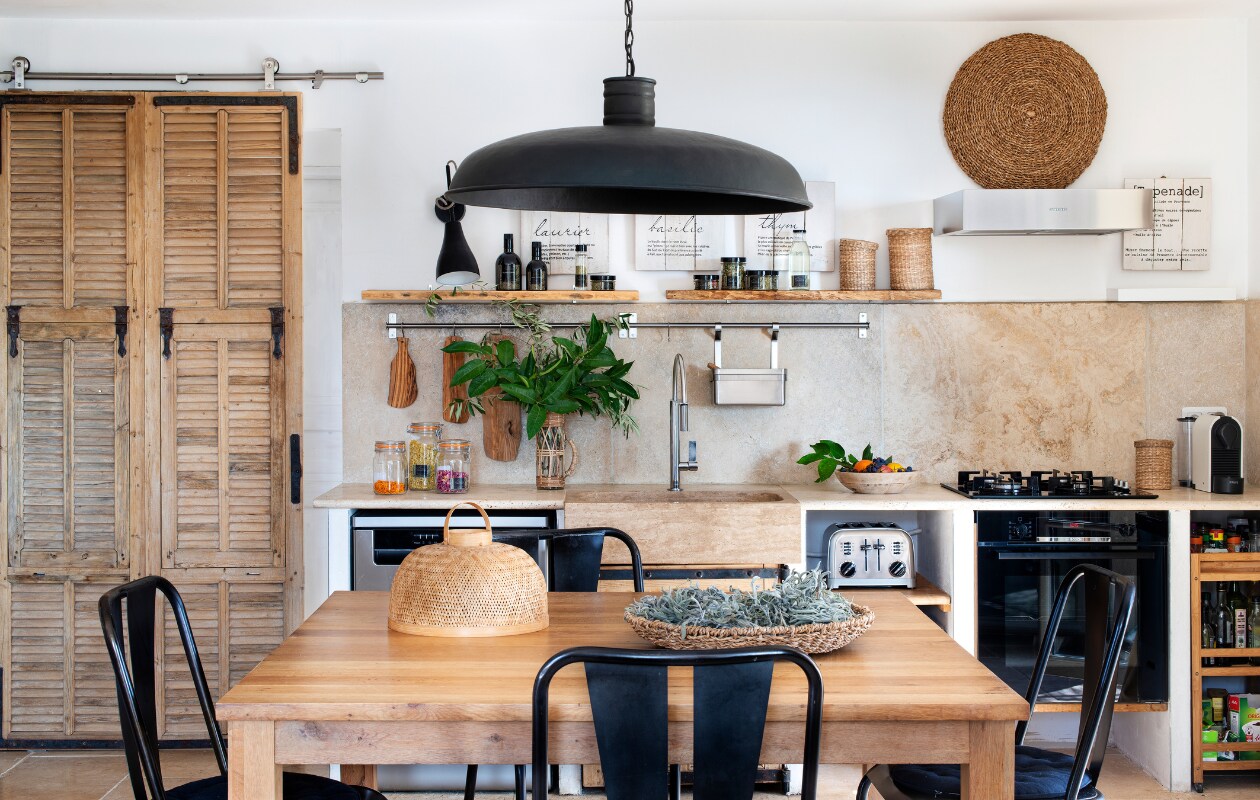Tafel Ethincraft. Stoelen Athezza. Hanglamp Sia. Rieten manden van de markt, Monoprix, Zara Home en Casa. Louvredeuren La Maison Pernoise. Keukenkasten zelfgemaakt. Overig onbekend. vtwonen special binnenkijken 06-2022 | productie AC Scoffoni | styling Catherine Cornille | fotografie Patrick Sordoillet