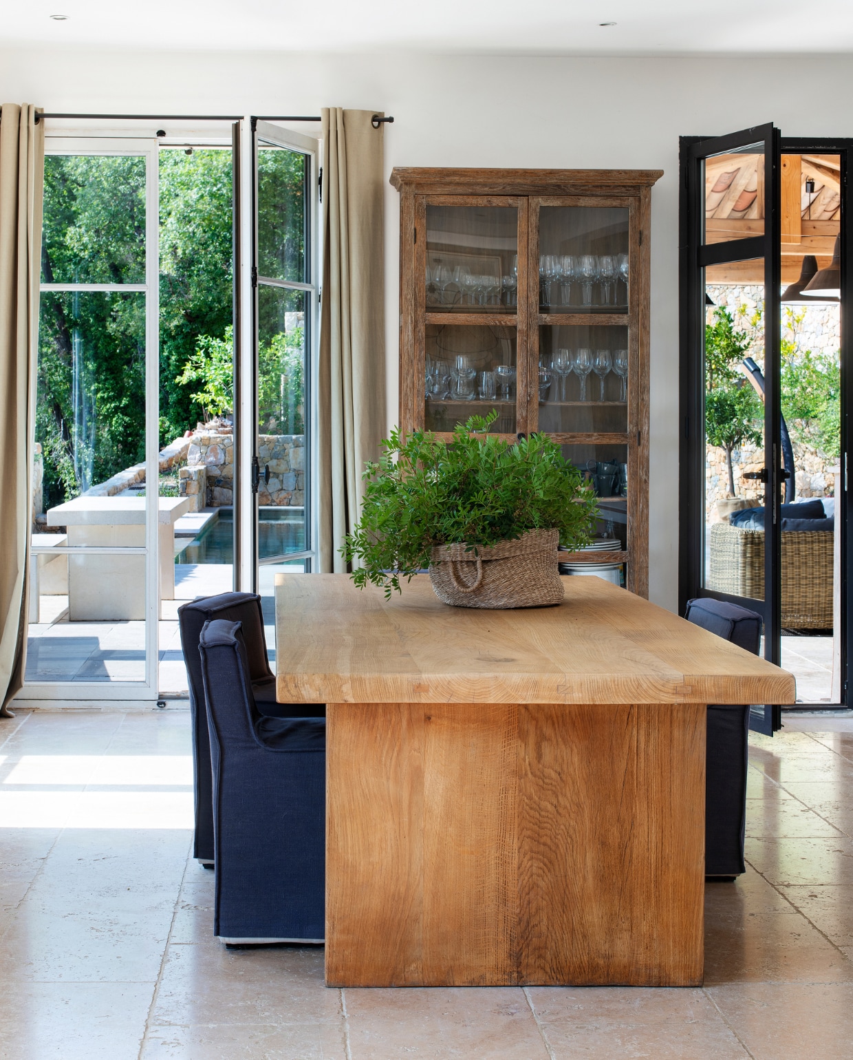 Eettafel Henri Quinta. Stoelen Sia. Servieskast Dubosq &amp; fils. Mand Carmen Women. vtwonen special binnenkijken 06-2022 | productie AC Scoffoni | styling Catherine Cornille | fotografie Patrick Sordoillet