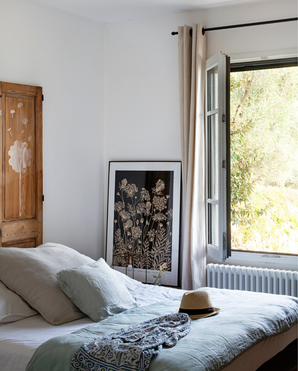 Beddengoed Harmony Textiles. Schilderij Stéphanie Bidault. vtwonen special binnenkijken 06-2022 | productie AC Scoffoni | styling Catherine Cornille | fotografie Patrick Sordoillet