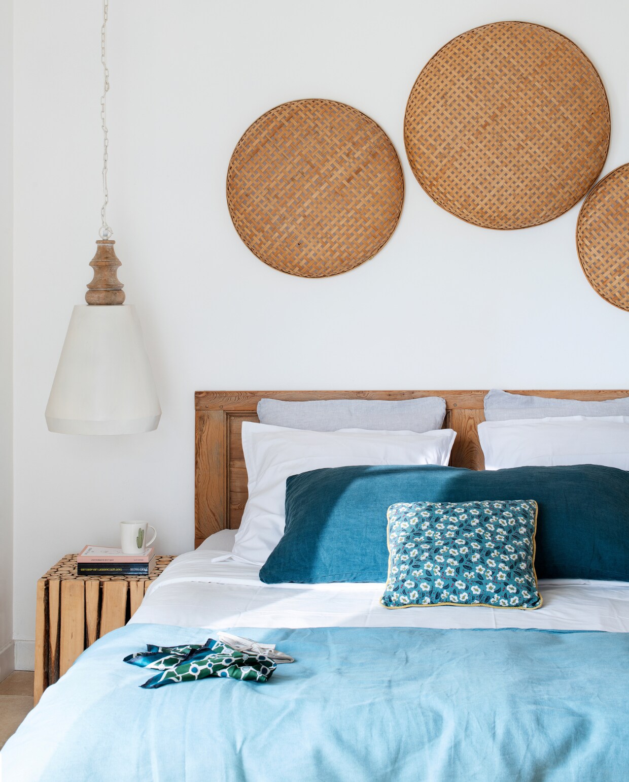 Rotan manden Le Grand Comptoir. Beddengoed Harmony Textiles. Bijzettafel Dubosq &amp; fils. Overig onbekend. vtwonen special binnenkijken 06-2022 | productie AC Scoffoni | styling Catherine Cornille | fotografie Patrick Sordoillet
