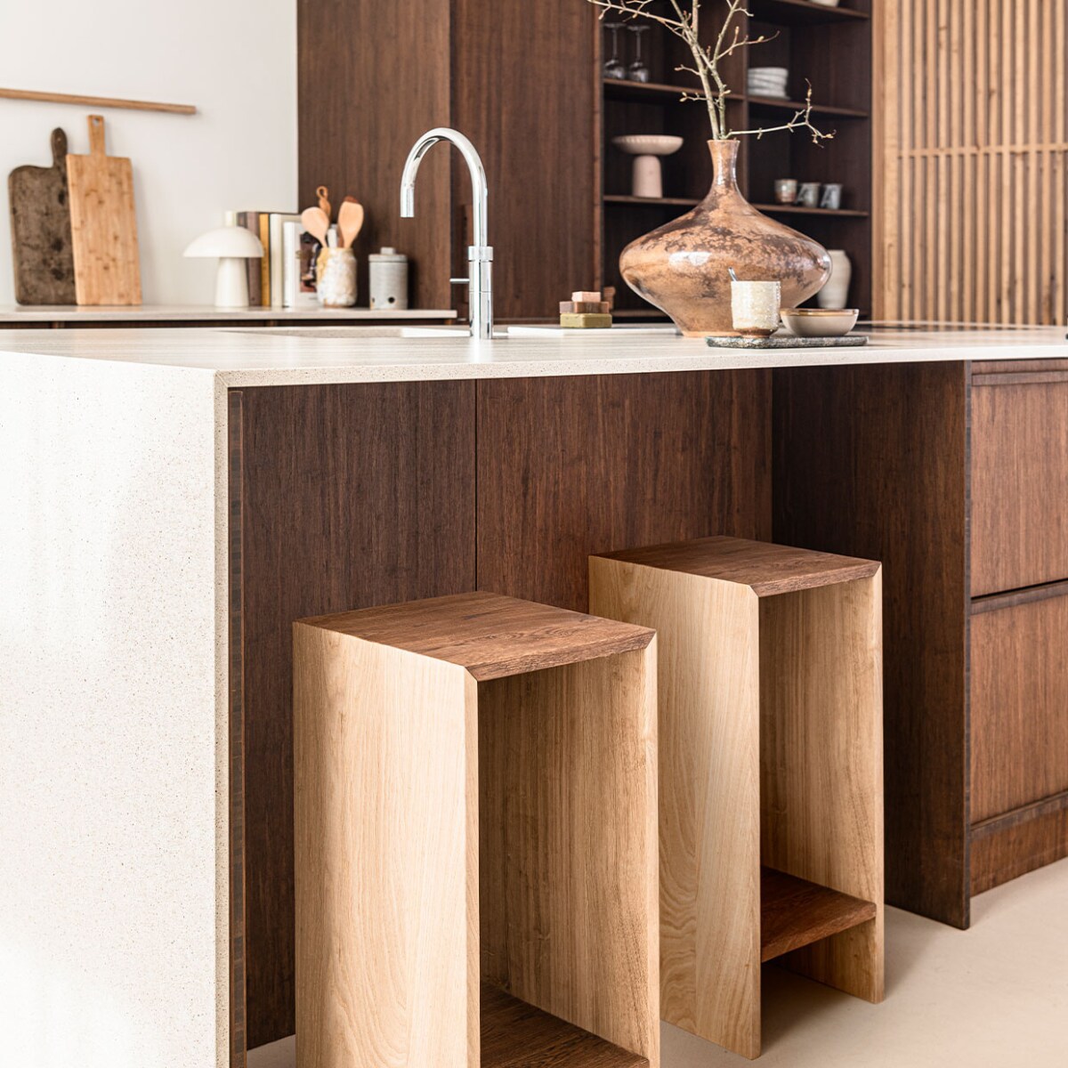 Landelijke barkruk, Keuken ontworpen door Avenue Design Studio, prijs op aanvraag (avenue-designstudio.com). Marmeren serveerplank van HKliving € 22,95, servies van Serax uit serviesset, 12-delig € 199,-, voorraadpot Hazel van Bloomingville, 11×18 cm (Øxh) € 21,90 (vtwonen.nl). Overig privébezit. vtwonen 11-2021 | styling Kim van Rossenberg | uitvoering Richard van Meerveld | fotografie Sjoerd Eickmans