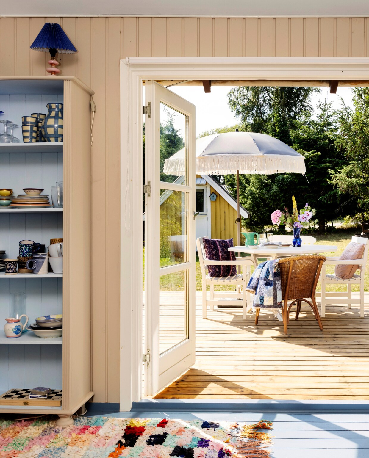 Alles is tweedehands gekocht of stond al in het huis, behalve de parasol van Ellos. vtwonen 07-2023 | productie Living Inside | styling Rikke Graff Juel | fotografie Christina Kayser O.