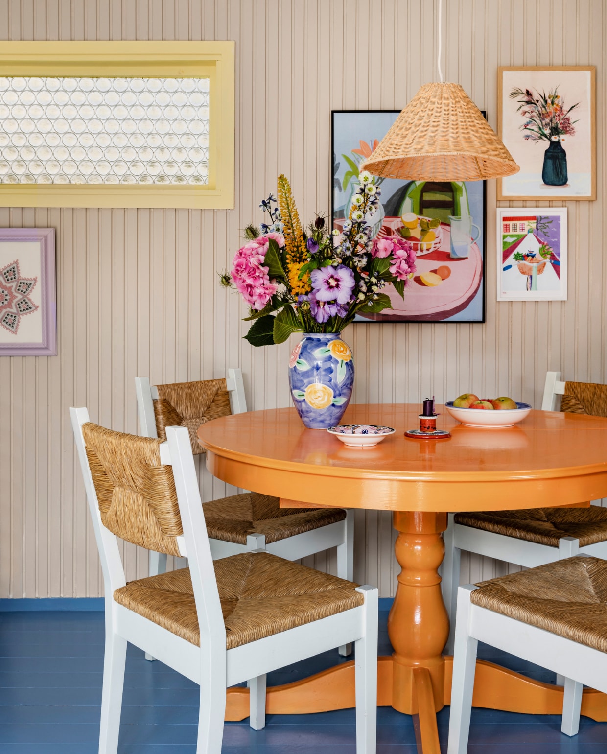 De tafel en stoelen stonden al in het huis, Sofie verfde de tafel oranje. Posters en lijsten Kraess. Overig tweedehands. vtwonen 07-2023 | productie Living Inside | styling Rikke Graff Juel | fotografie Christina Kayser O.