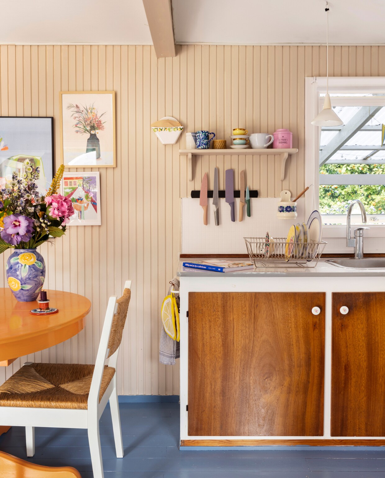 De keuken, tafel en stoelen waren al in het huis. Messenset Basic &amp; More, posters en lijsten Kraess. Overig tweedehands. vtwonen 07-2023 | productie Living Inside | styling Rikke Graff Juel | fotografie Christina Kayser O.