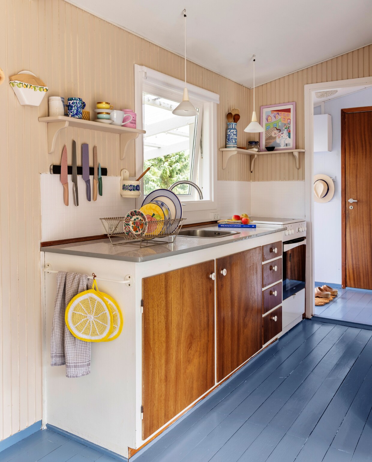 De keuken zat al in het huis. Messenset Basic &amp; More, pannenlappen online gekocht. Overig tweedehands. vtwonen 07-2023 | productie Living Inside | styling Rikke Graff Juel | fotografie Christina Kayser O.