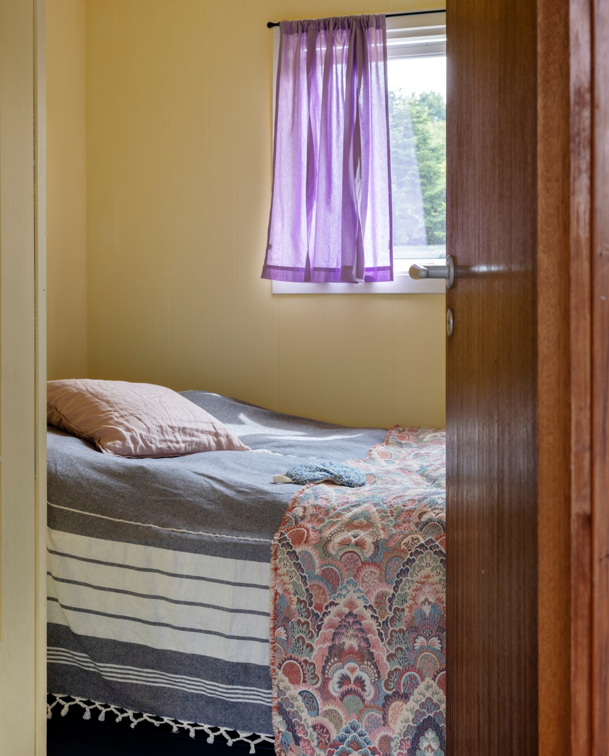 Gordijn Ellos, gestreepte stranddoek meegenomen van een vakantie, quilt en kussen tweedehands. vtwonen 07-2023 | productie Living Inside | styling Rikke Graff Juel | fotografie Christina Kayser O.