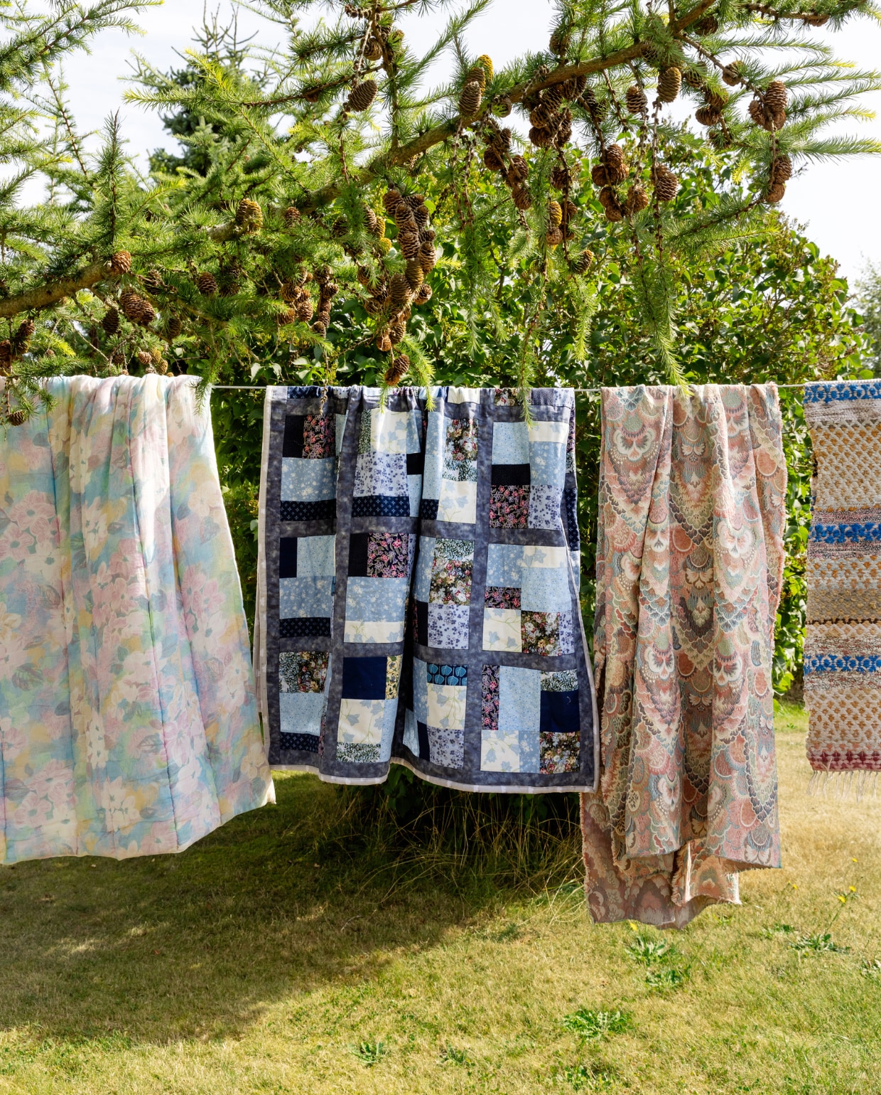 Sofie is dol op handgemaakte plaids en quilts en heeft inmiddels een flinke tweedehands verzameling bij elkaar gesprokkeld. vtwonen 07-2023 | productie Living Inside | styling Rikke Graff Juel | fotografie Christina Kayser O.