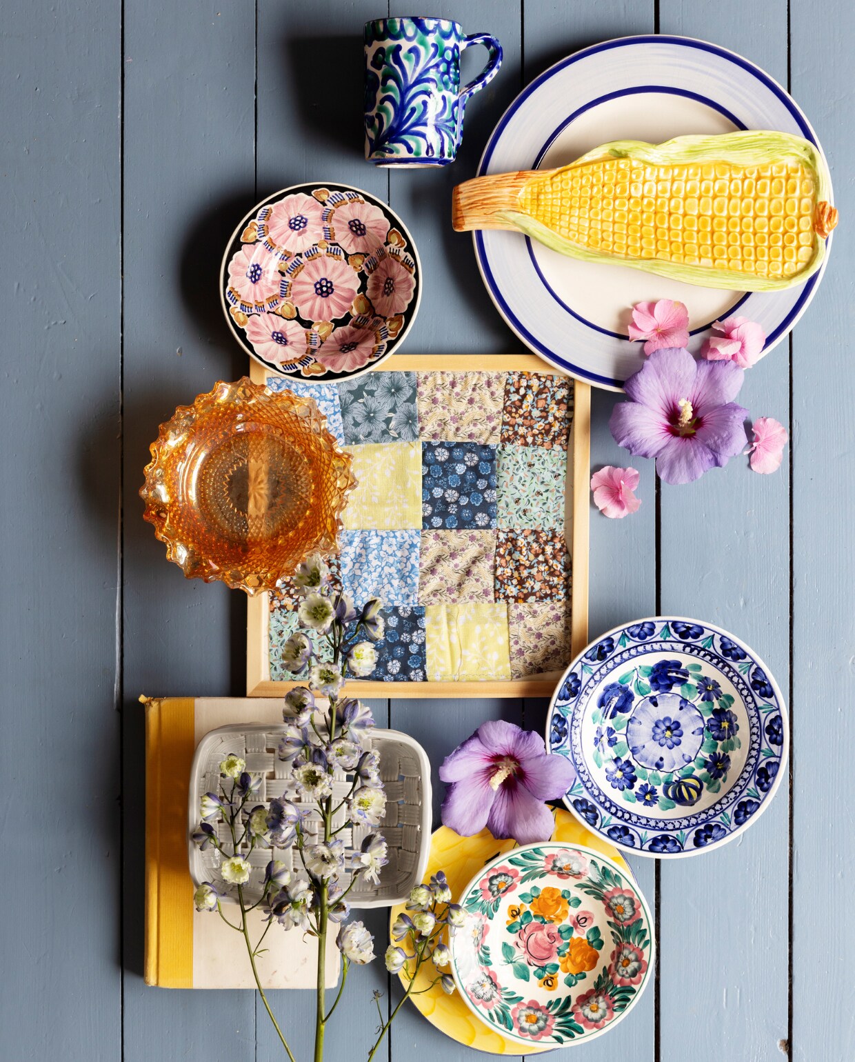 Mix van tweedehands gevonden keramiek. Het ingelijste patchwork maakte Sofie zelf. vtwonen 07-2023 | productie Living Inside | styling Rikke Graff Juel | fotografie Christina Kayser O.