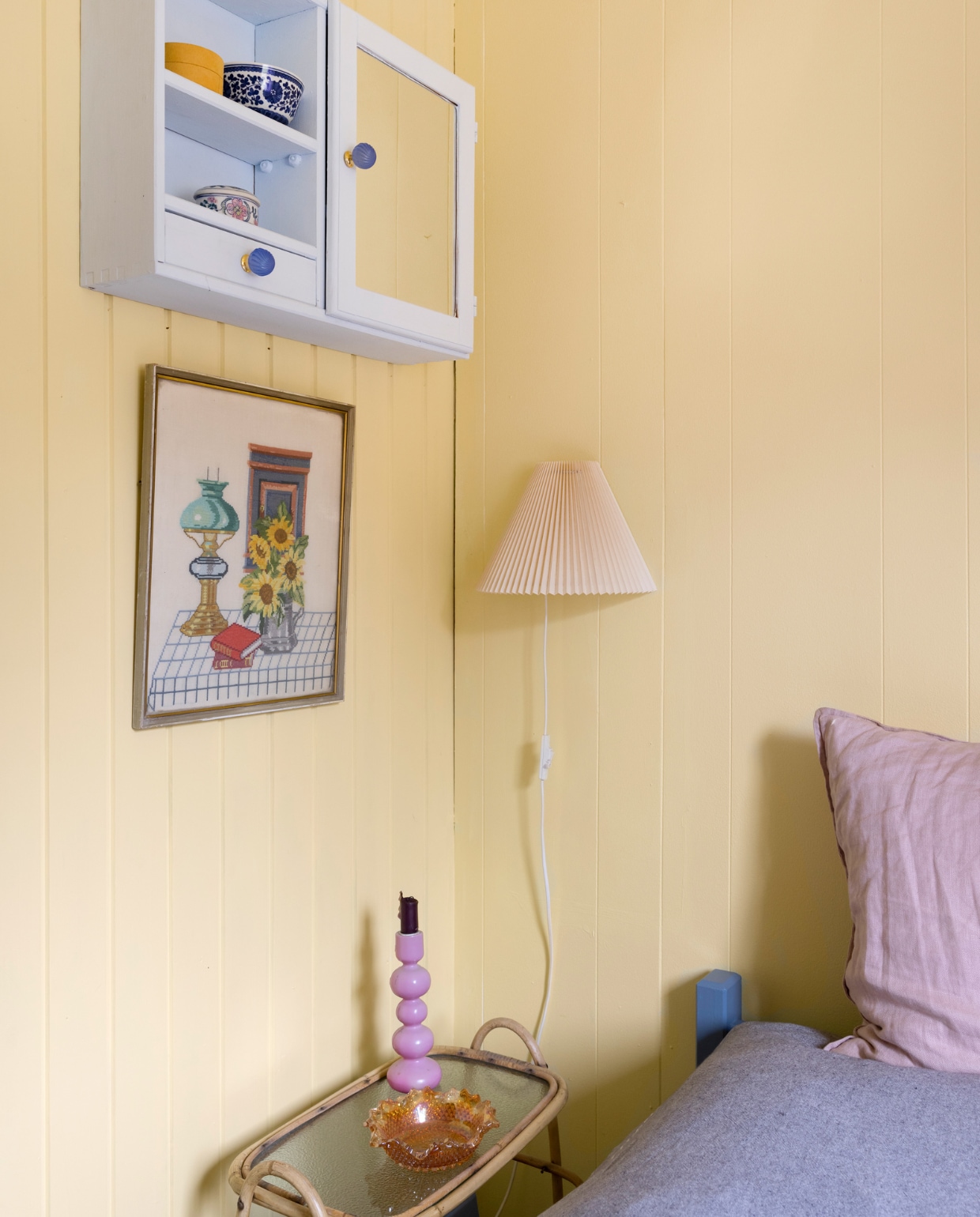 Grijze stranddoek gekocht tijdens een vakantie. Overig tweedehands. vtwonen 07-2023 | productie Living Inside | styling Rikke Graff Juel | fotografie Christina Kayser O.