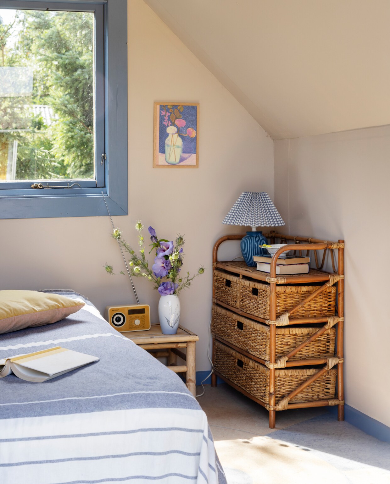Sprei meegenomen van een vakantie. De radio stond al in het huis. Overig tweedehands. vtwonen 07-2023 | productie Living Inside | styling Rikke Graff Juel | fotografie Christina Kayser O.