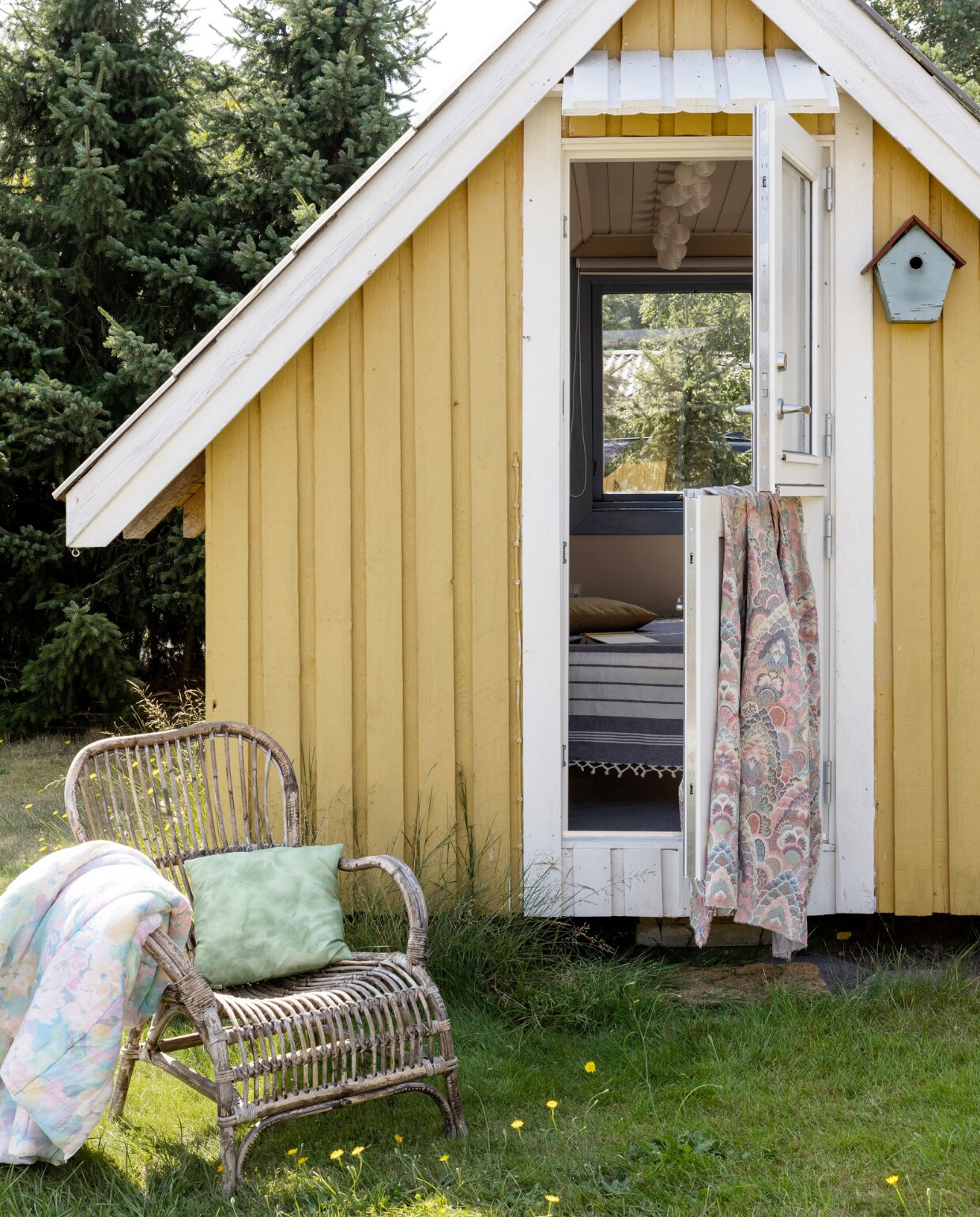 Stoel, plaids en kussen zijn tweedehands vondsten. vtwonen 07-2023 | productie Living Inside | styling Rikke Graff Juel | fotografie Christina Kayser O.