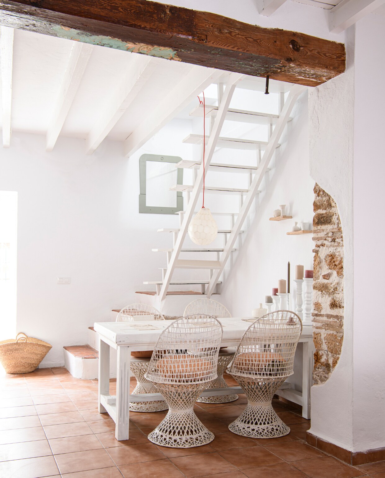 Eettafel en mand winkel in Dénia, rieten stoelen tweedehands, spiegel van brocante markt, kandelaars en hanglamp Marktplaats, wandplanken uit Bangkok. Overig onbekend. vtwonen 07-2023 | productie InsideHomePage | styling Inge van Lieshout | fotografie Louis Lemaire