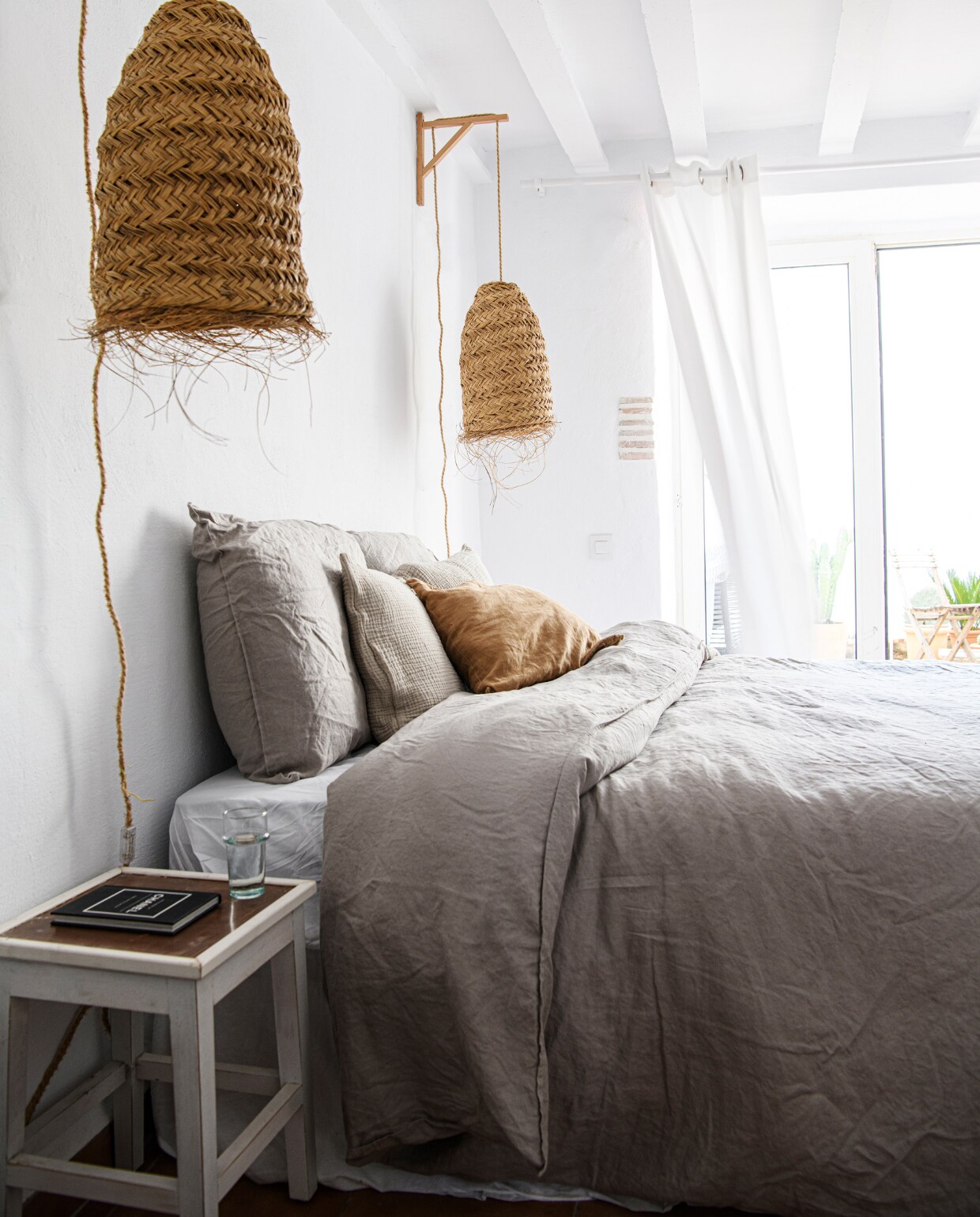 Hanglampen lokale winkel in Dénia, kruk zelfgemaakt, linnen beddengoed H&amp;M Home. Overig onbekend. vtwonen 07-2023 | productie InsideHomePage | styling Inge van Lieshout | fotografie Louis Lemaire