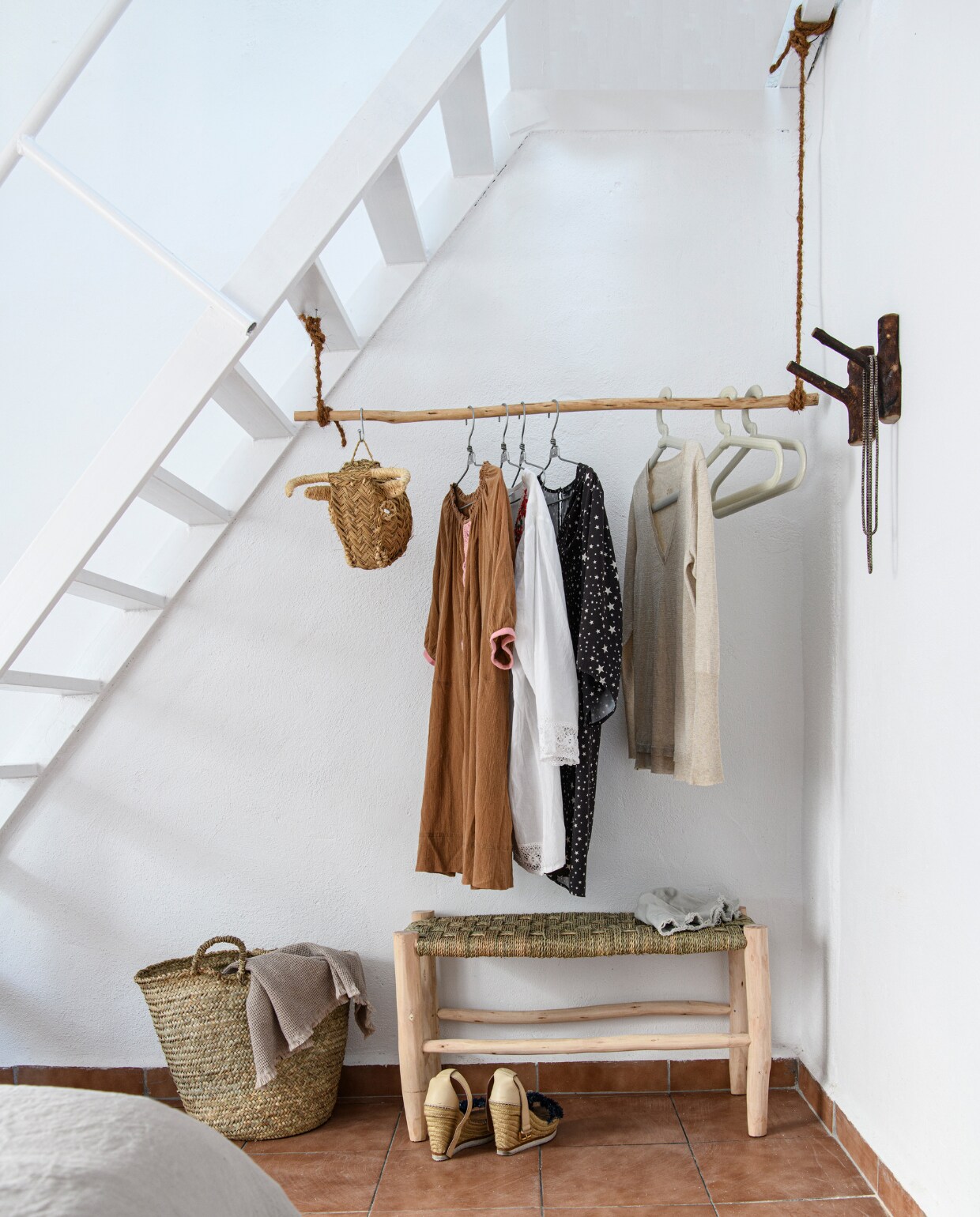 Stok uit het bos, kledinghangers Stapelgoed en The Frozen Fountain. Rotan stier, bank, mand en kapstokken lokaal gekocht. Overig onbekend. vtwonen 07-2023 | productie InsideHomePage | styling Inge van Lieshout | fotografie Louis Lemaire
