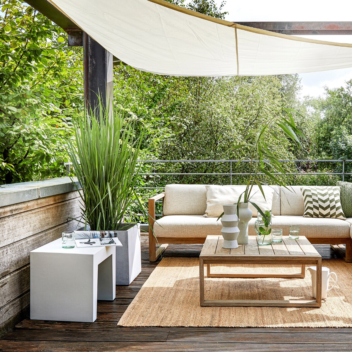 uitgelichte afbeeldingLoungebank die uit modules bestaat, links sofa 131 € 1429,-, rechts sofa 193 € 2049,-, hoekstuk Corner € 1025,-, salontafel set van 2 € 719,- (applebee.nl). Grijze kruk Concrete Seat van Fatboy € 119,- (vtwonen.nl). Lichtgrijze polyester plantenbakken Geneva van Cosapots, per stuk € 99,99 (praxis.nl). Hennep vloerkleed, 180x280 cm € 395,-, witte gespikkelde vazen Speckled Clay, per stuk € 39,95 (hkliving.nl). Glazen karaf € 7,50, glaasjes per stuk € 3,- (kwantum.nl). Groen gehaakt kussen € 14,99, groen-wit gedessineerd kussen € 24,99 (karwei.nl). Overig privébezit. vtwonen special tuin 6 | styling Moniek Visser | fotografie Peggy Janssen | styling assistentie Mirjam Gesink, Sanne Kiesling