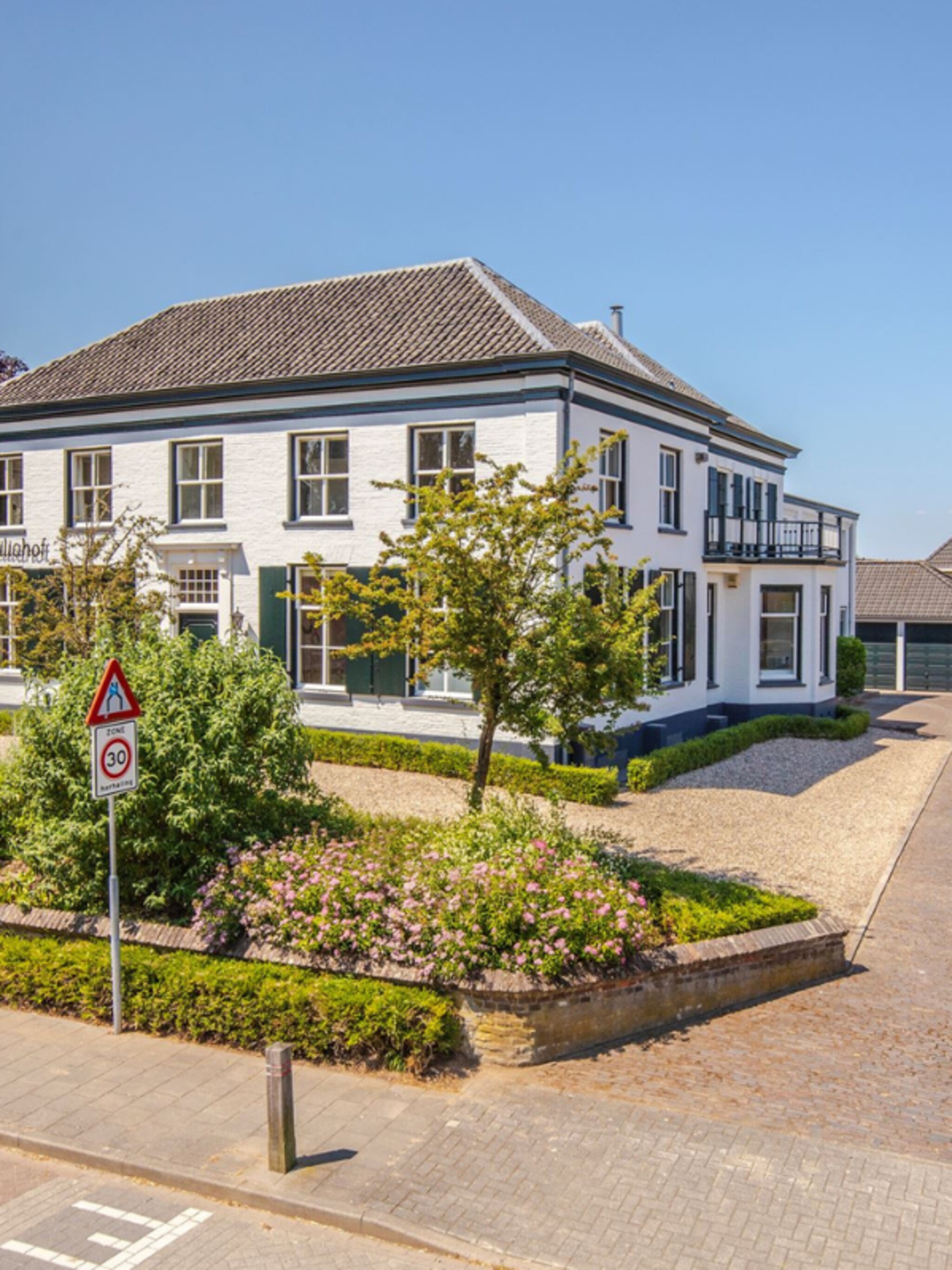 gespot nooit meer de deur uit met deze bizarre alles in 1 villa
