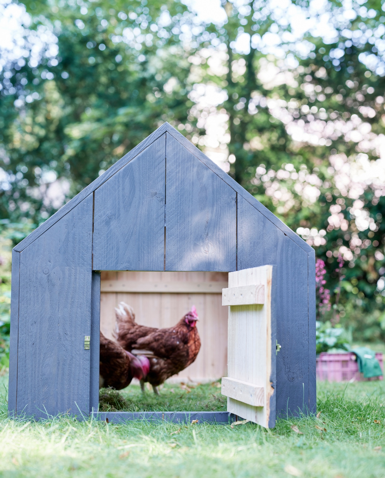Gieter Grace (loods5.nl). Krat (intratuin.nl). Tuinhandschoenen (dille-kamille.nl). vtwonen 05-2022 TUIN special | DIY | styling Moniek Visser | fotografie Sven Benjamins