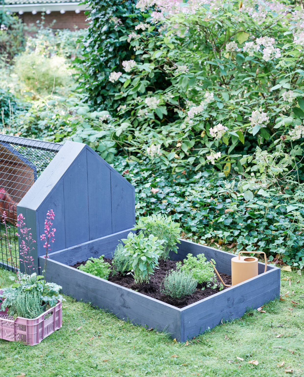 Gieter Grace (loods5.nl). Krat (intratuin.nl). Tuinhandschoenen (dille-kamille). vtwonen 05-2022 TUIN special | DIY | styling Moniek Visser | fotografie Sven Benjamins