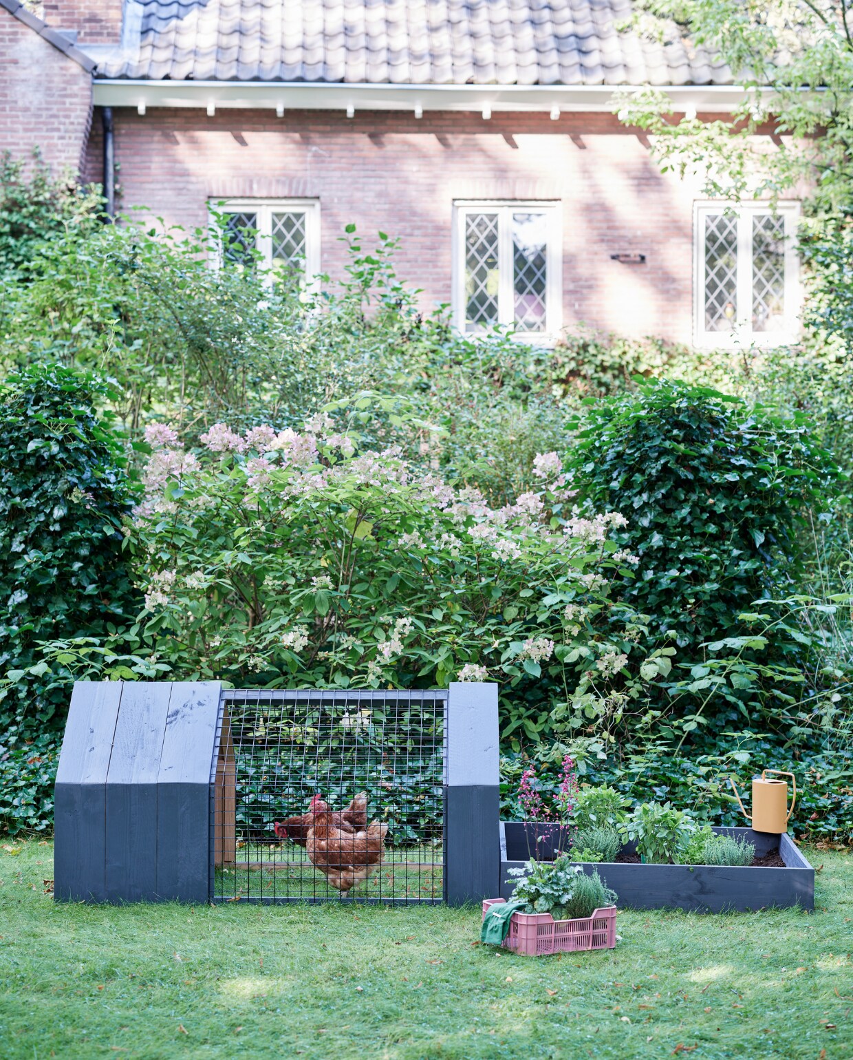 Gieter Grace (loods5). Krat (intratuin). Tuinhandschoenen (dille-kamille). vtwonen 05-2022 TUIN special | DIY | styling Moniek Visser | fotografie Sven Benjamins