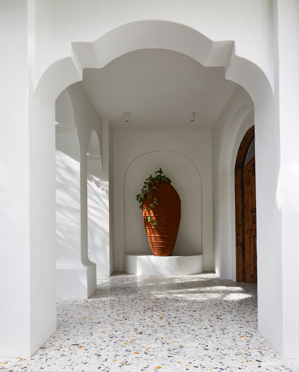 Entree met terrazzo vloertegels Ciottolo Grande van Ceramica Senio. Grote vazen Insingizi Pots Uniqwa Collections. vtwonen special binnenkijken 06-2022 | productie Living Inside | styling Julia Green | fotografie Armelle Habib