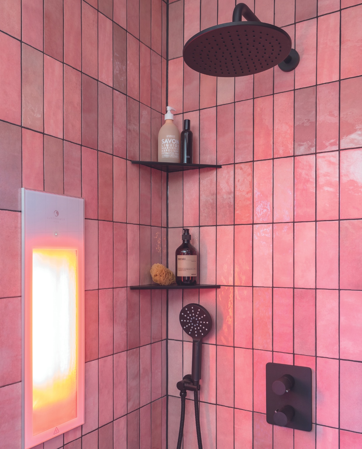 Grando Sunshower, Sunshower Pure, infraroodlicht, zwart en wit, 62 x 20 cm, p.o.a. (grando.nl/badkamers/siena). Roze tegels (oude collectie). vtwonen 08-2020 vtverbouwen | infoshopping