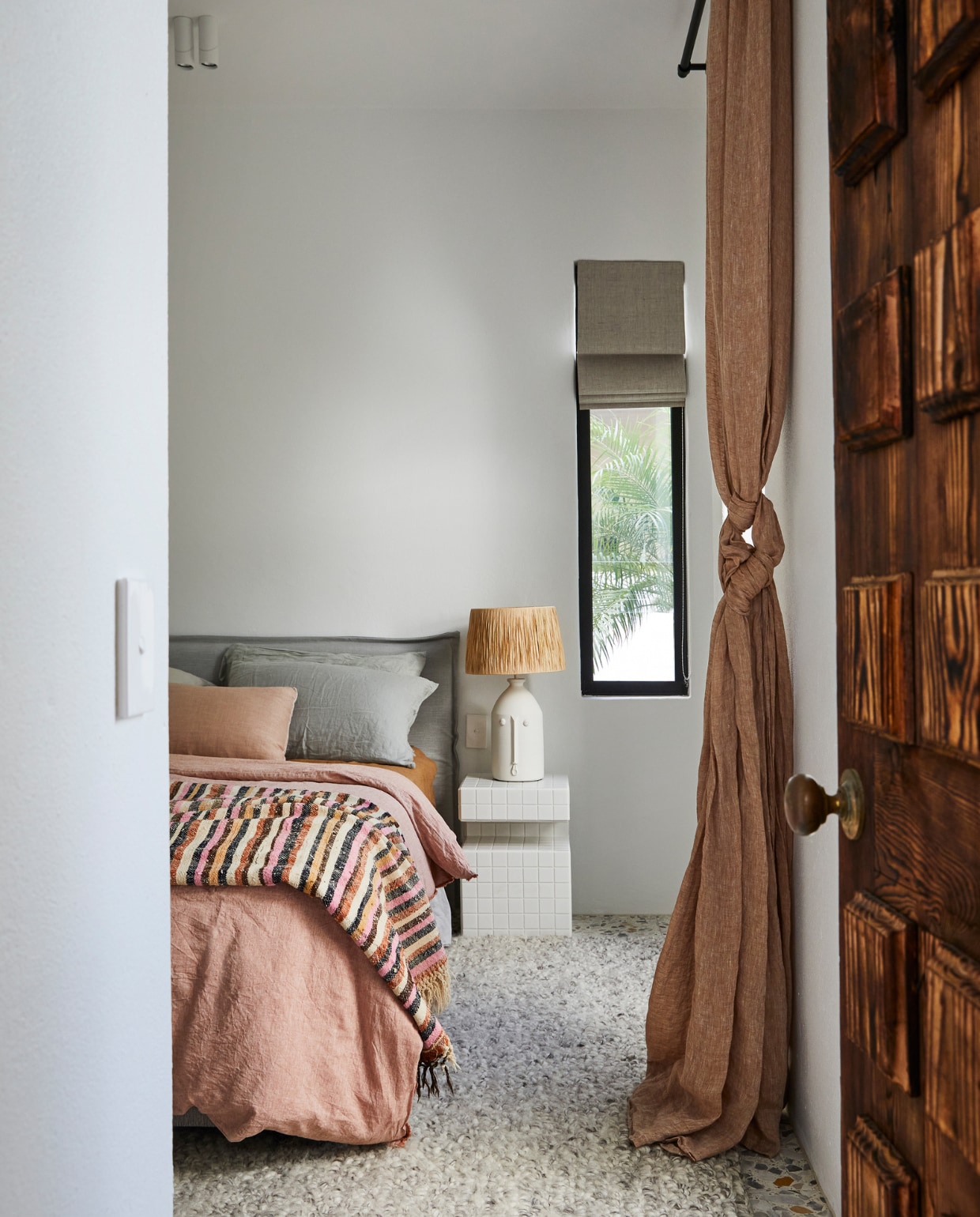 Mia’s slaapkamer met beddengoed en gordijnen Basix Linen Hale Mercantile Co. Nachtkastje Fleur Studios. Tafellamp Salvador Indigo Love Collectors. vtwonen special binnenkijken 06-2022 | productie Living Inside | styling Julia Green | fotografie Armelle Habib