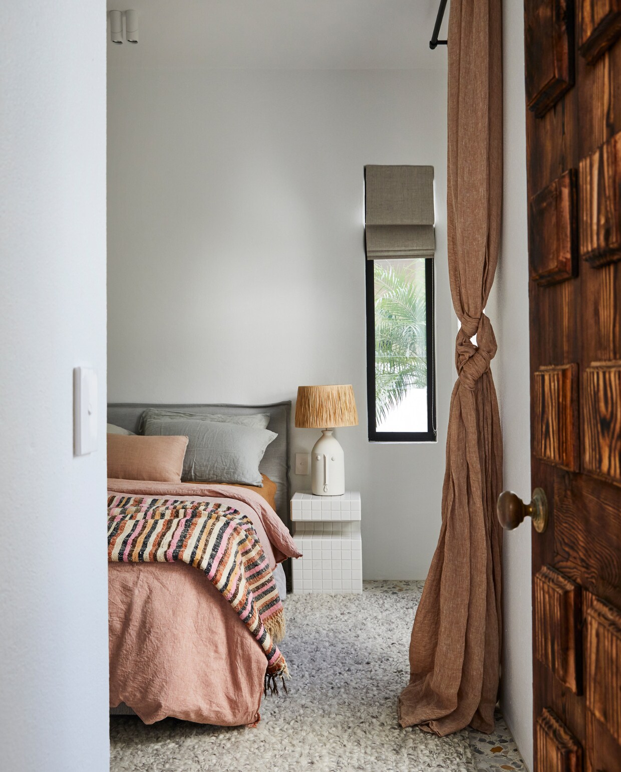 Mia’s slaapkamer met beddengoed en gordijnen Basix Linen Hale Mercantile Co. Nachtkastje Fleur Studios. Tafellamp Salvador Indigo Love Collectors. vtwonen special binnenkijken 06-2022 | productie Living Inside | styling Julia Green | fotografie Armelle Habib