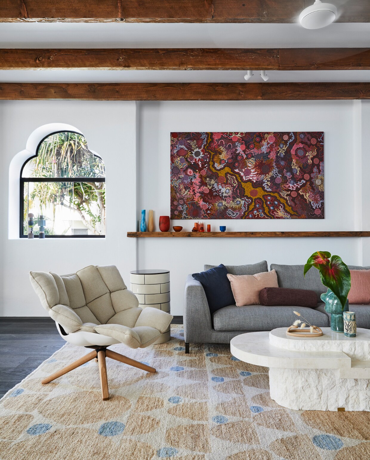 Kunstwerk Seven sisters van Gabriella Possum Nungurrayi. Vloerkleed Stevie Camel. Kussens Jardan. Bank Antonio Citterio voor B&amp;B Italia. Salontafel Arena Table En Gold. Husk Armchair Patricia Urquiola voor B&amp;B Italia. Bijzettafel Porcelain Bear Metro Side Butch. Op tafel: vaas Mel Lumb, schoolwerkstuk van zoon Lachie en kaarsenhouder Duo Candlestick Virginia Sin. vtwonen special binnenkijken 06-2022 | productie Living Inside | styling Julia Green | fotografie Armelle Habib