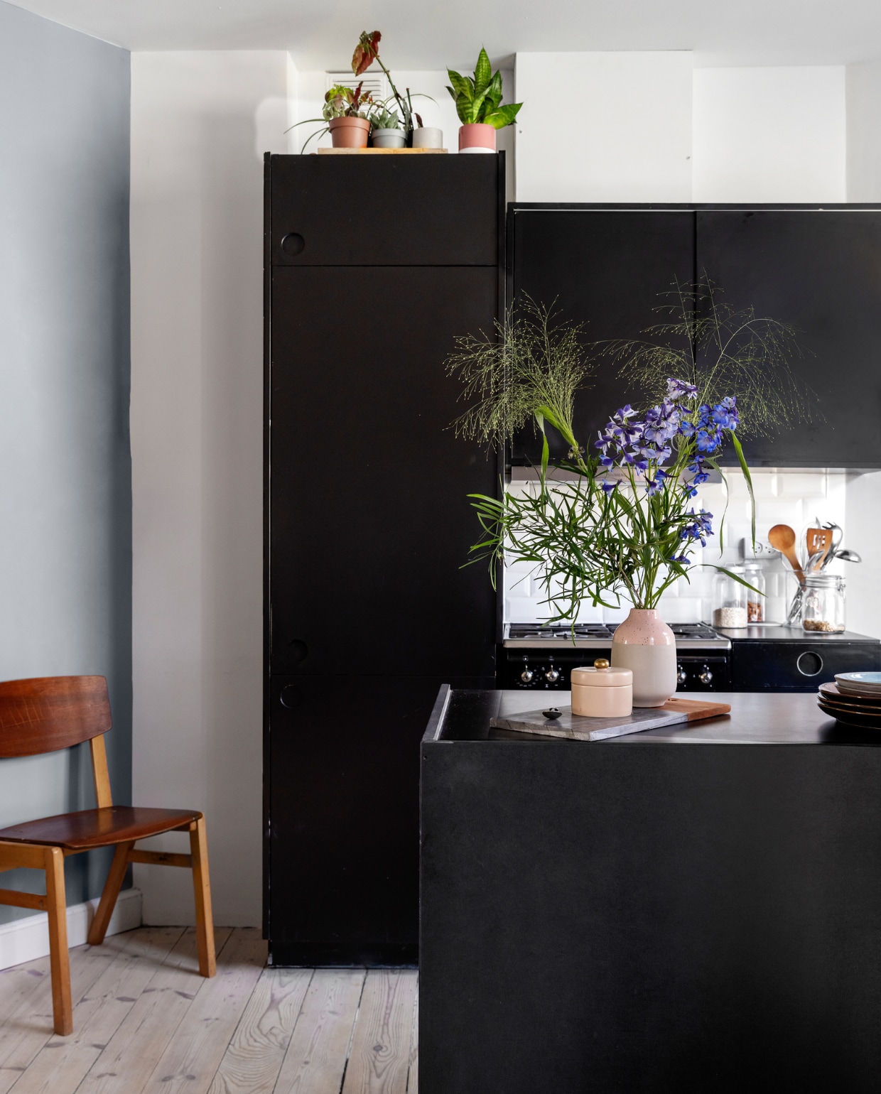 De keuken zat al in het huis en werd door Vasia heringedeeld en geverfd. Stoel tweedehands. vtwonen special binnenkijken 03-2023 | productie Living Inside | styling Rikke Graff Juel | fotografie Christina Kayser Onsgaard
