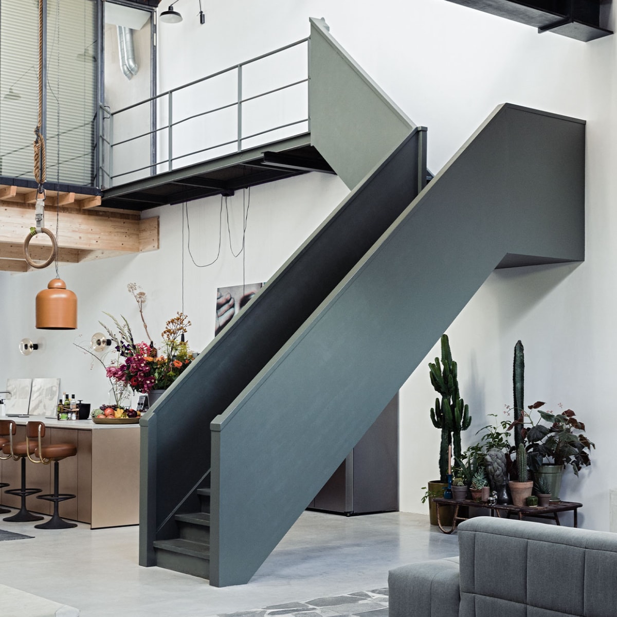 Trap, loopbrug, plantentafel, turnring en mat Marktplaats, verfkleur trap RAL 7009, Karwei, koperen kerklamp origineel, zwarte lampen Lamp en Licht, bank ByDennis. vtwonen 03-2022 | styling Ilona Jongepier | fotografie Dana van Leeuwen