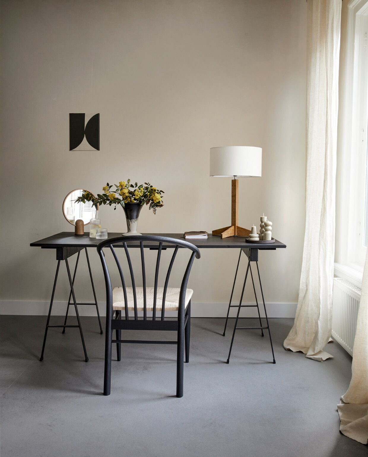 Novilon vloer in Zilver, per m² € 36,75 (excl. installatie). M.m.v. serax.com (bureau van Studio Simple), vtwonen.be/shop (vaas Flores, kaarsen Torno, karaf Ripple en waterglas van Ferm Living, stoel Barre van By Fonq), letoile.store (eikenhouten spiegel), wearewowmakers.com (muurverf Mykonos), justanothershop.nl (tafellamp, kunstwerk). Overig privébezit. vtwonen 07-2023 | productie Tanja Saarberg | styling Marlies Does | fotografie Peggy Janssen | assistentie Lisa Weel