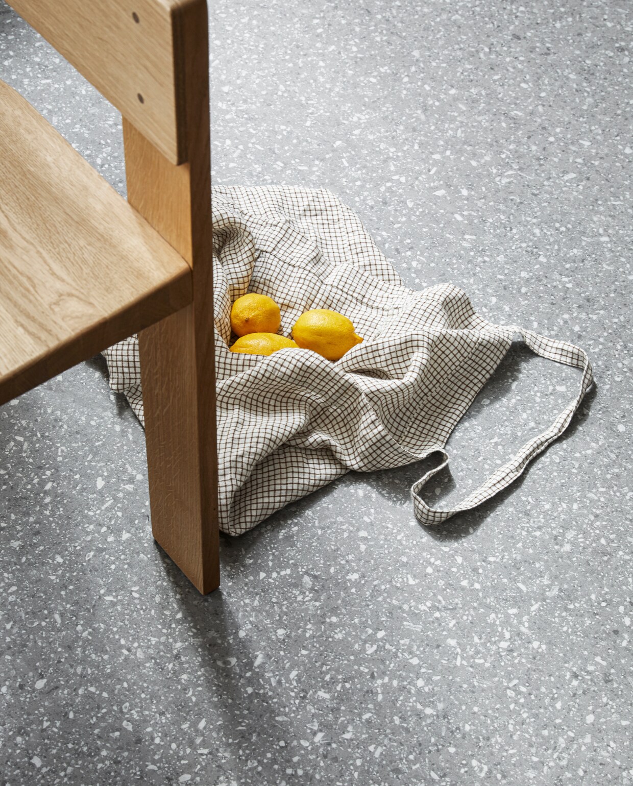 Novilon vloer in Graniet, per m² € 36,75 (excl. installatie). vtwonen 07-2023 | productie Tanja Saarberg | styling Marlies Does | fotografie Peggy Janssen | assistentie Lisa Weel