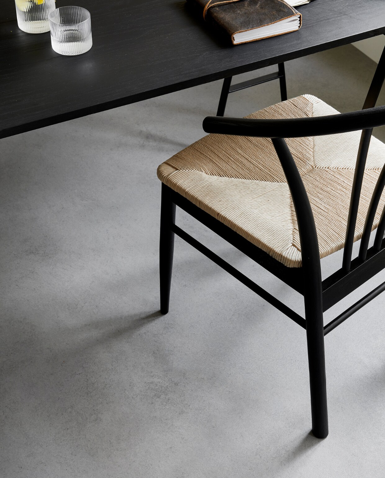 Novilon vloer in Zilver, per m² € 36,75 (excl. installatie). vtwonen 07-2023 | productie Tanja Saarberg | styling Marlies Does | fotografie Peggy Janssen | assistentie Lisa Weel