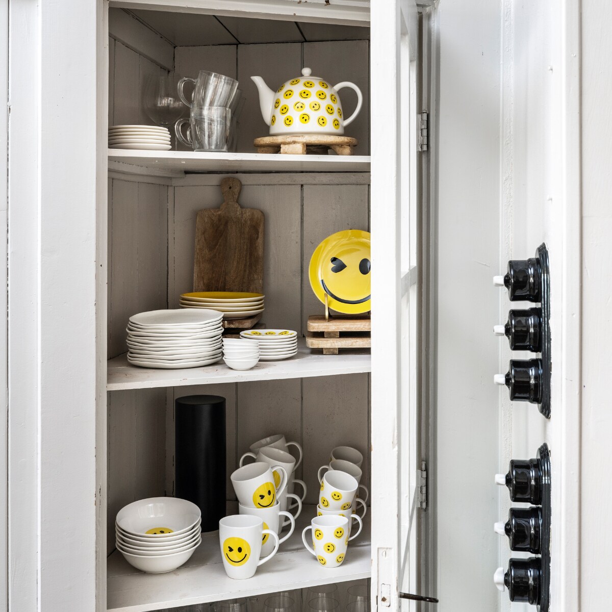 Theepot, 1800 ml, geel bord, 20 cm (Ø), set van 2, kommen, 18 cm (Ø), set van 2, mokken, 250 ml, set van 2, 400 ml set van 2, schotel, 12 cm (Ø), set van 4. Overig privébezit. vtwonen 08-2023 | productie en styling Tanja Saarberg | fotografie Stan Koolen