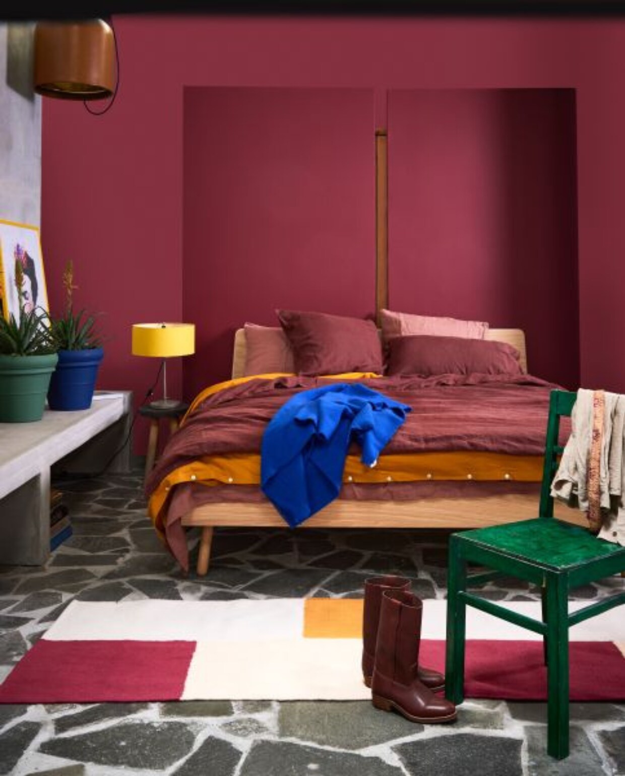 Muurverf Lipstick Lover van Lab Paint, per liter (vestingh.nl). Eikenhouten bed Basket, 200x180x42 cm (lxbxh) (loof.nl). Gewassen linnen dekbedovertrekken in Rosewood, Clay Rose en Narcissus, 200x220 cm (yumeko.nl). Wollen plaid Mono, 180x130 cm, handgeweven vloerkleed Ethan Cook Flat Works, wol en katoen, 80x250 cm (hay.nl). Schemerlamp met gele kap (vandijkenko.nl). Felgroene stoel (dekringloper.nl). Laarzen (sukha.nl). Poster Friducha met frame in Yellow Oak, 70x100 cm (bxh) (pstrstudio.com). Terracotta potten, 37x33 cm (Øxh) (tuincentrumboersbv.nl), geverfd in Green Cactus en Exciting Night van Lab Paint (vestingh.nl). Overig privébezit. vtwonen 08-2023 | styling Fietje Bruijn | fotografie Alexander van Berge