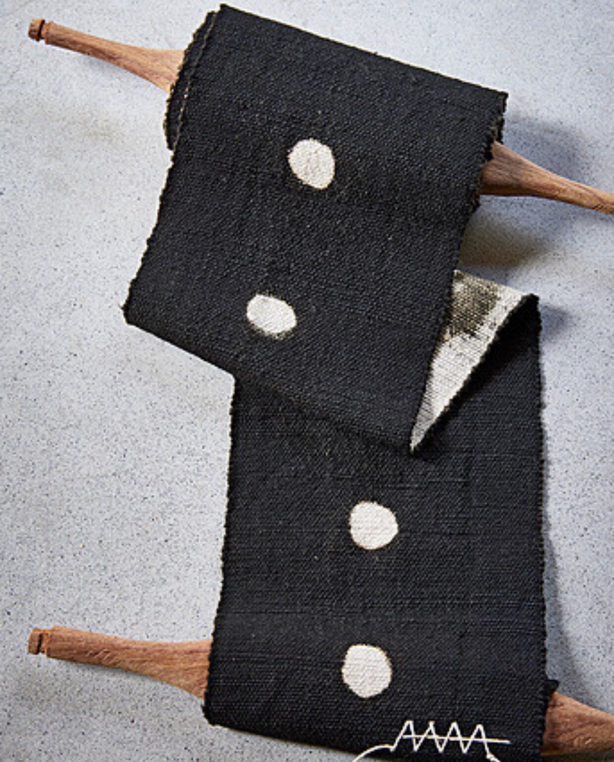 Wandobject Totem Process van AAAA, handgemaakt van Malinees katoenen stof die geverfd is met kruiden en modder (sukha.nl). vtwonen 08-2023 | styling Fietje Bruijn | fotografie Alexander van Berge