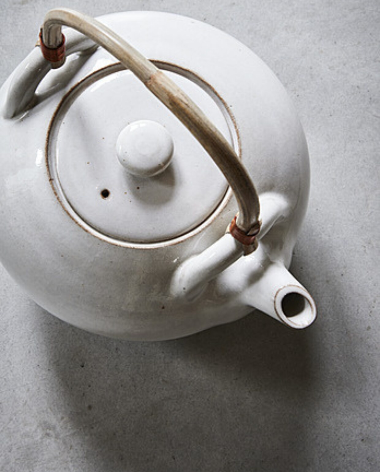 Handgemaakte fairtrade theepot, klei met mineralen, 20x16 cm (bxh) (sukha.nl). vtwonen 08-2023 | styling Fietje Bruijn | fotografie Alexander van Berge
