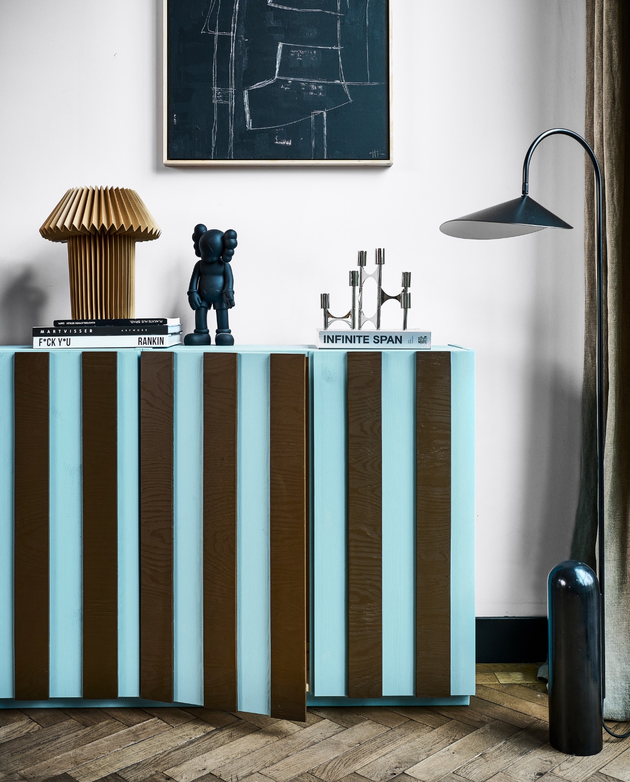 Fauteuil Roundy (polspotten.com). Vaas van Ferm Living, 18x27 cm (Øxh), schilderij van HKliving, vloerlamp van Ferm Living (vtwonen.nl/shop). Papieren lamp, metalen kandelaar (hm.com). Overig privébezit. vtwonen 07-2023 | styling en uitvoering Sanne Ketelaar | fotografie Sjoerd Eickmans