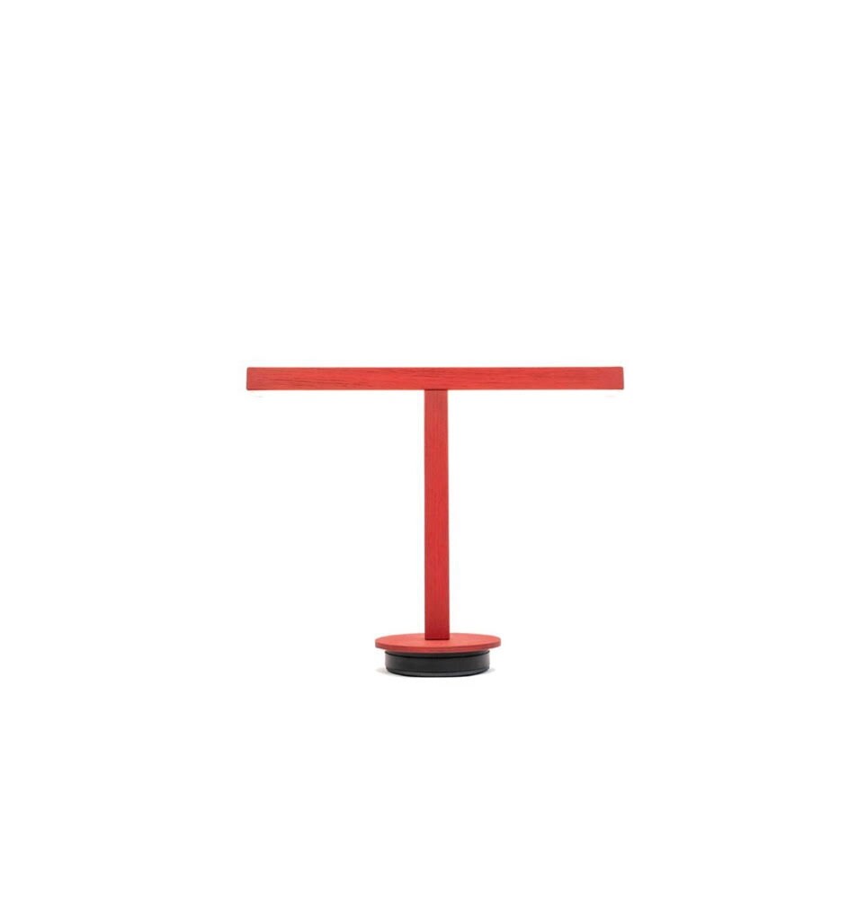 T-lamp van hout uit de Line Collection. Met geïntegreerde licht. Ook in zwart en in eiken. 30 cm hoog. arendgroosman.com