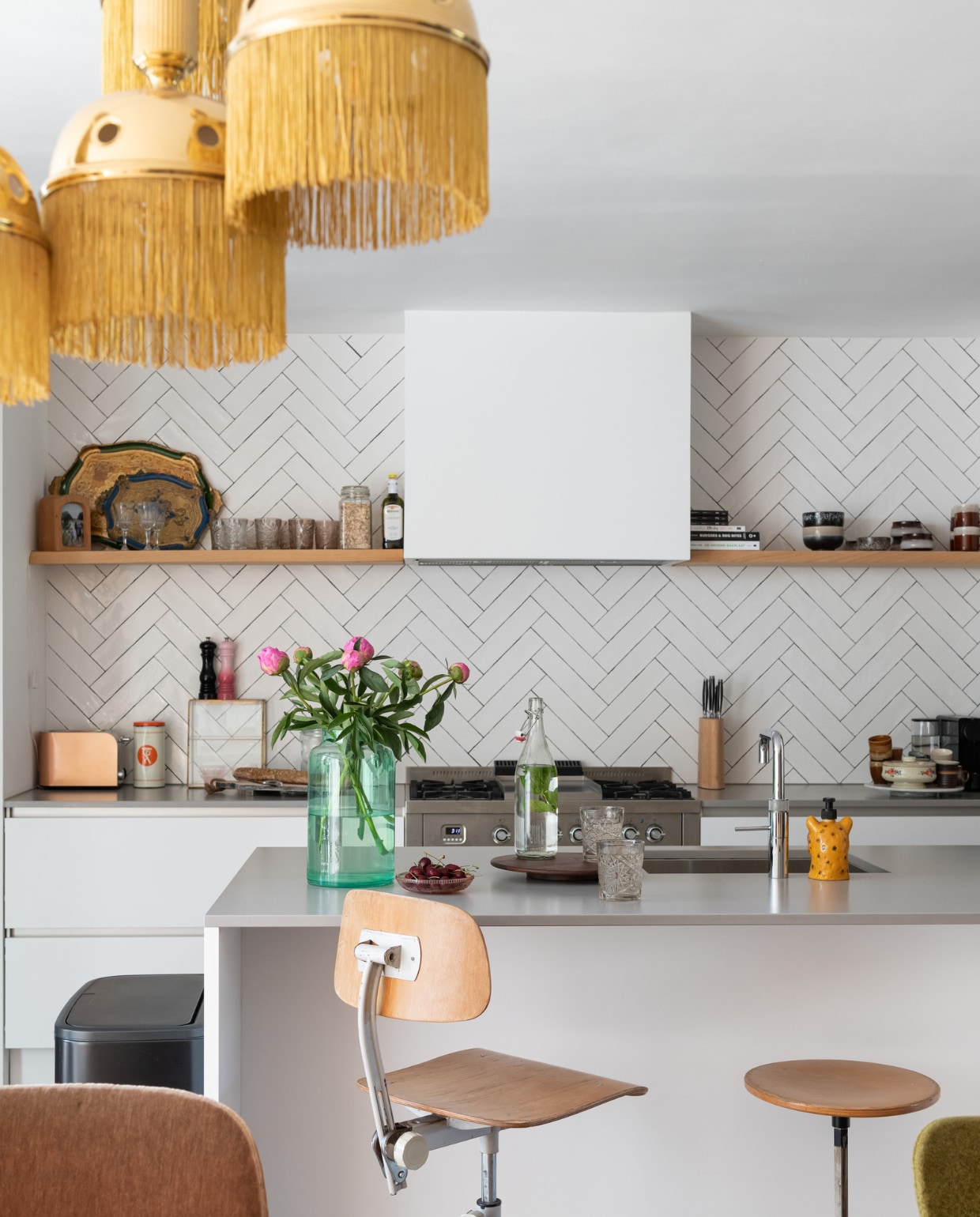 Stoel en kruk De Machinekamer. Vaas tweedehands. Glazen Tica. Zeeppomp Kwantum. Dienbladen en aardewerk tweedehands en HKliving. vtwonen special binnenkijken 03-2023 | styling Sharon Roest | fotografie Caroline Martinot