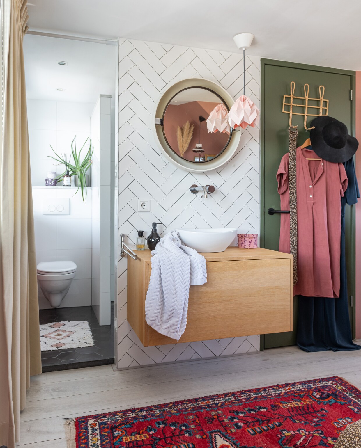 Gordijnen Karwei. Wc-kleed en handdoek H&amp;M Home. Vloerkleed erfstuk. Spiegel Sprinkelhop. Origamilamp Moth van Studio Snowpuppe. Deurkapstok Kwantum. Overig onbekend. vtwonen special binnenkijken 03-2023 | styling Sharon Roest | fotografie Caroline Martinot