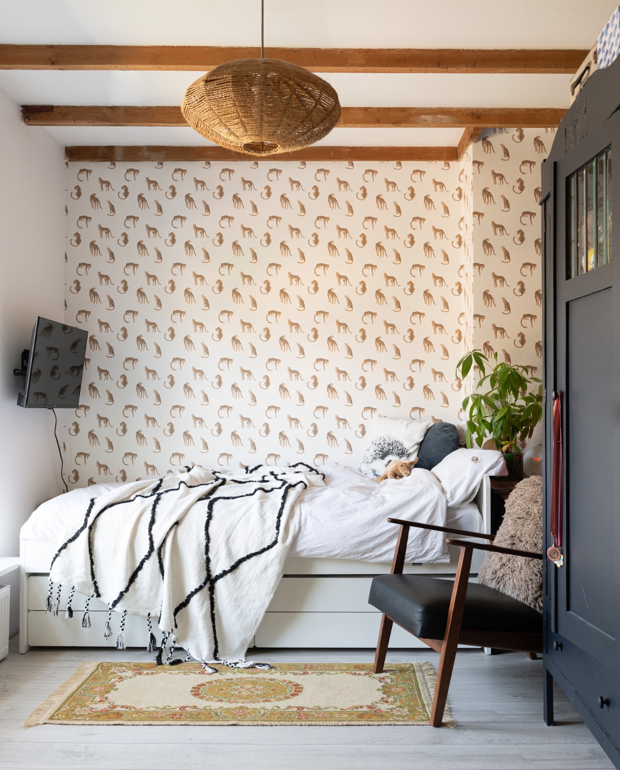 Behang Kwantum. Bed, stoel en vacht Ikea. Dekbedovertrek Snurk. Lamp cadeau gekregen. Kleed en kast Marktplaats. vtwonen special binnenkijken 03-2023 | styling Sharon Roest | fotografie Caroline Martinot