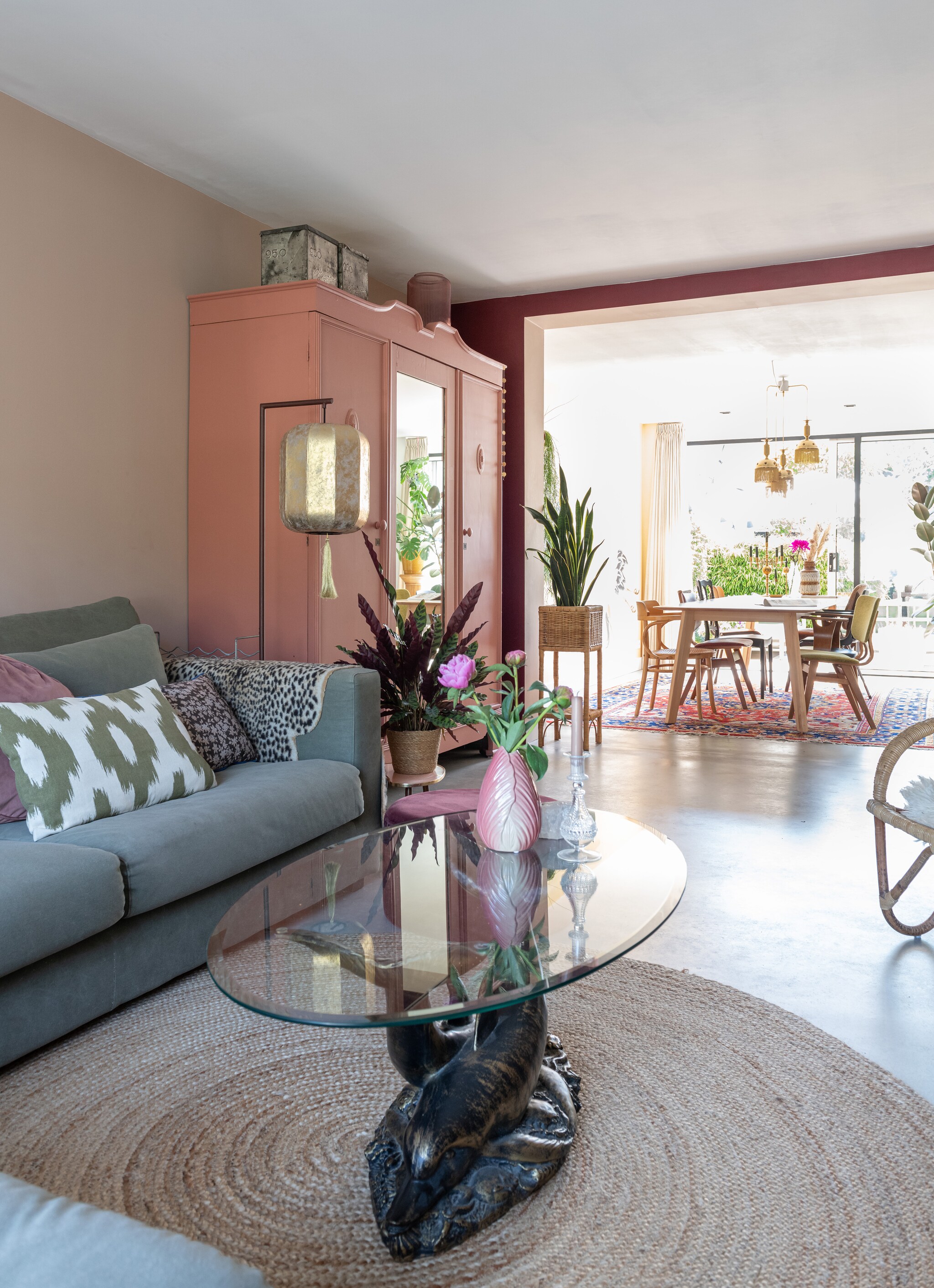 Vloerkleed Kwantum. Bank Loods 5. Kussens o.a. HKliving en Doris Vintage. Plaid Xenos. Salontafel, bloempotten en rieten plantenstandaard tweedehands. Vaas De Gooische Bloembinderij. Kandelaar Anna + Nina. Vloerlamp Suoni van Dutchbone. Kast Oltskoel, geverfd in Dierbaar van Histor. vtwonen special binnenkijken 03-2023 | styling Sharon Roest | fotografie Caroline Martinot