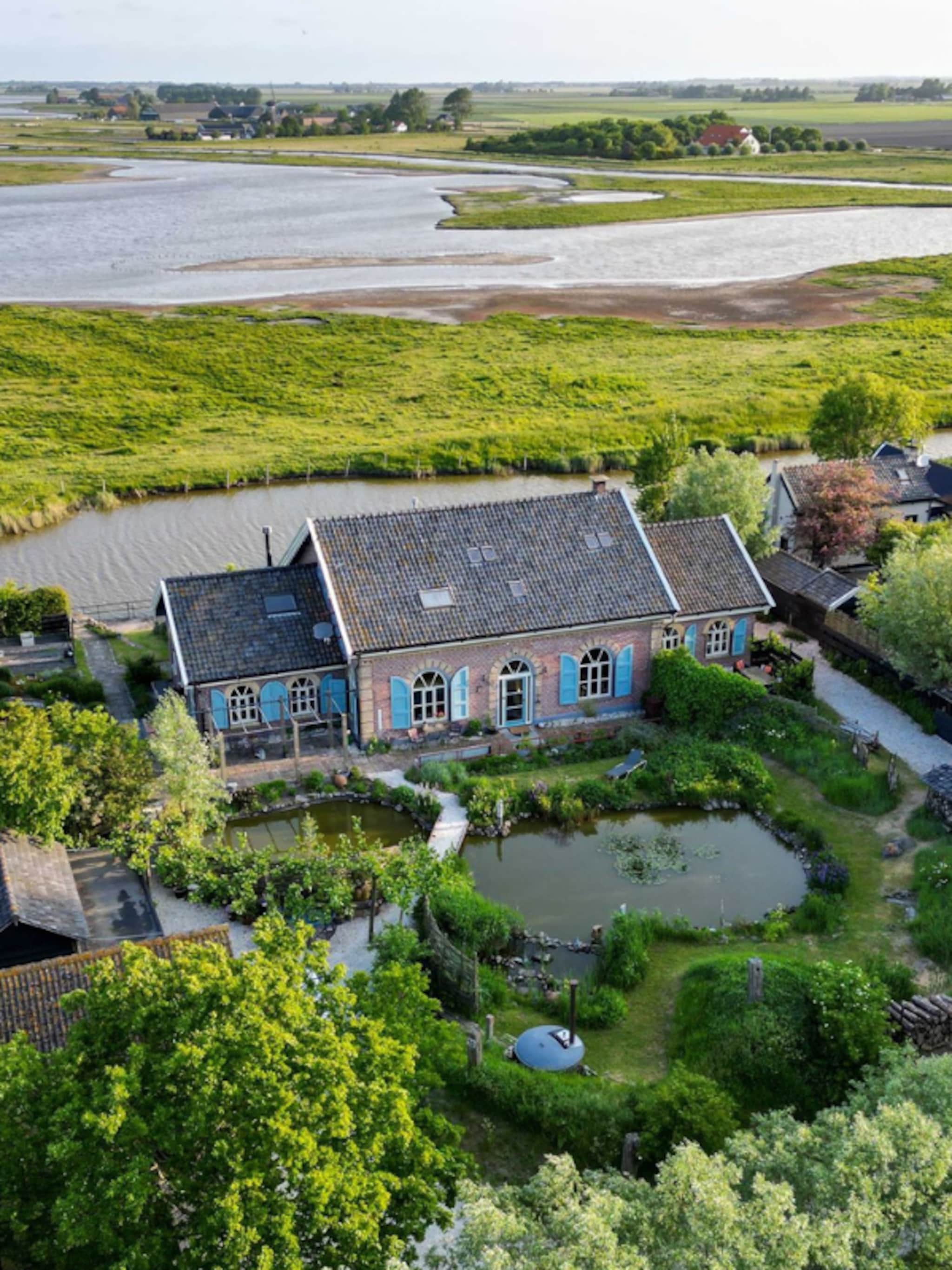 gespot gemaal in het zeeuwse kerkwerve omringd door water en weilanden