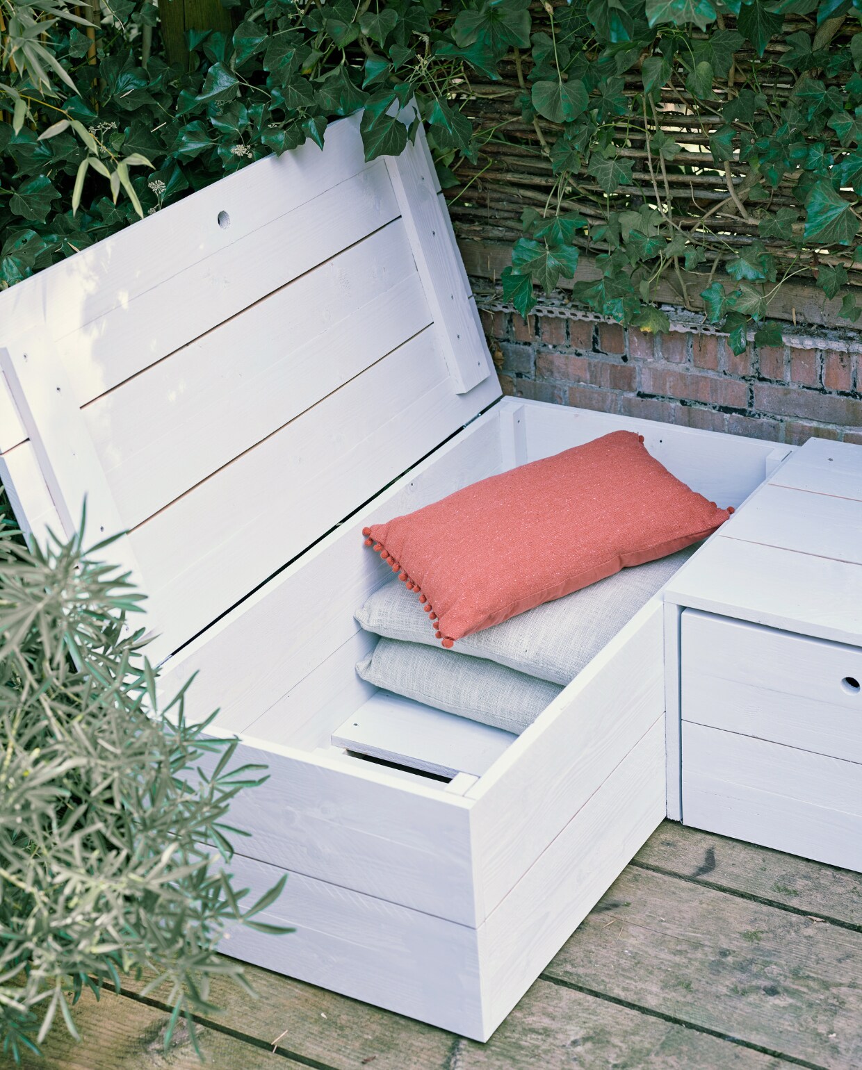 Zeegroene kussens (loods5.). Terra kussen met dessin (karwei.nl). vtwonen special tuin 06 | productie Corrien Flohil | styling Moniek Visser | uitvoering Johan Snoodijk | fotografie Sven Benjamins