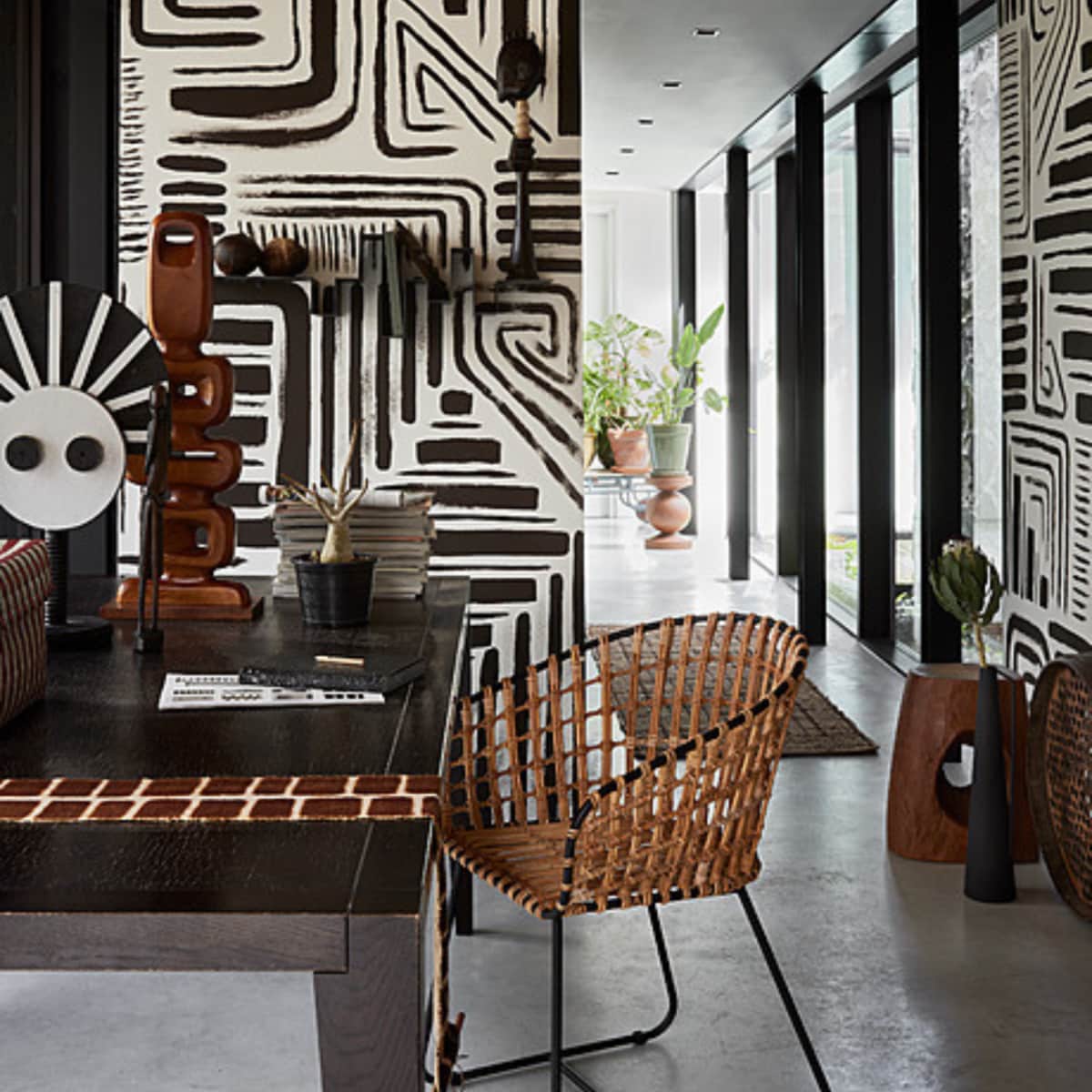 Muurverf wandschildering Charcoal van Lab Paint (vestingh.nl). Tweedehands tafel, 220x100x75 cm (lxbxh), tweedehands object op voet, 55 cm (h), tweedehands Afrikaans beeld, tweedehands kokosnoten op plank, tweedehands hoog beeld op plank, 50 cm (h) (dekringloper.nl). Teakhouten object, 25x9x71 cm (bxdxh) (hkliving.nl). Opbergdoos Maxim, gerecyclede plastic strips (hay.nl). Wandhanger Totem Process van Aaaa, katoen geverfd met modder en kruiden (sukha.nl). Rotan stoel Tokyo, metaal, rotan en polyester, 53x54x79 cm (bxdxh), houten kruk Devil’s Eye, 30x25x45 cm (bxdxh), houten kruk Ball, 35x40 cm (Øxh), zwarte gepoedercoat metalen vaas Roman, 11,5x52 cm (Øxh), set van 4 (polspotten.com). Vintage zeef (vandijkenko.nl). Wandplank Storylines van Studio Frederik Roijé, 90x30x28 cm (lxdxh) (vtwonen.be/shop). Planten en potten, prijs op aanvraag (bydennis.nl). vtwonen 08-2023 | styling Fietje Bruijn | fotografie Alexander van Berge