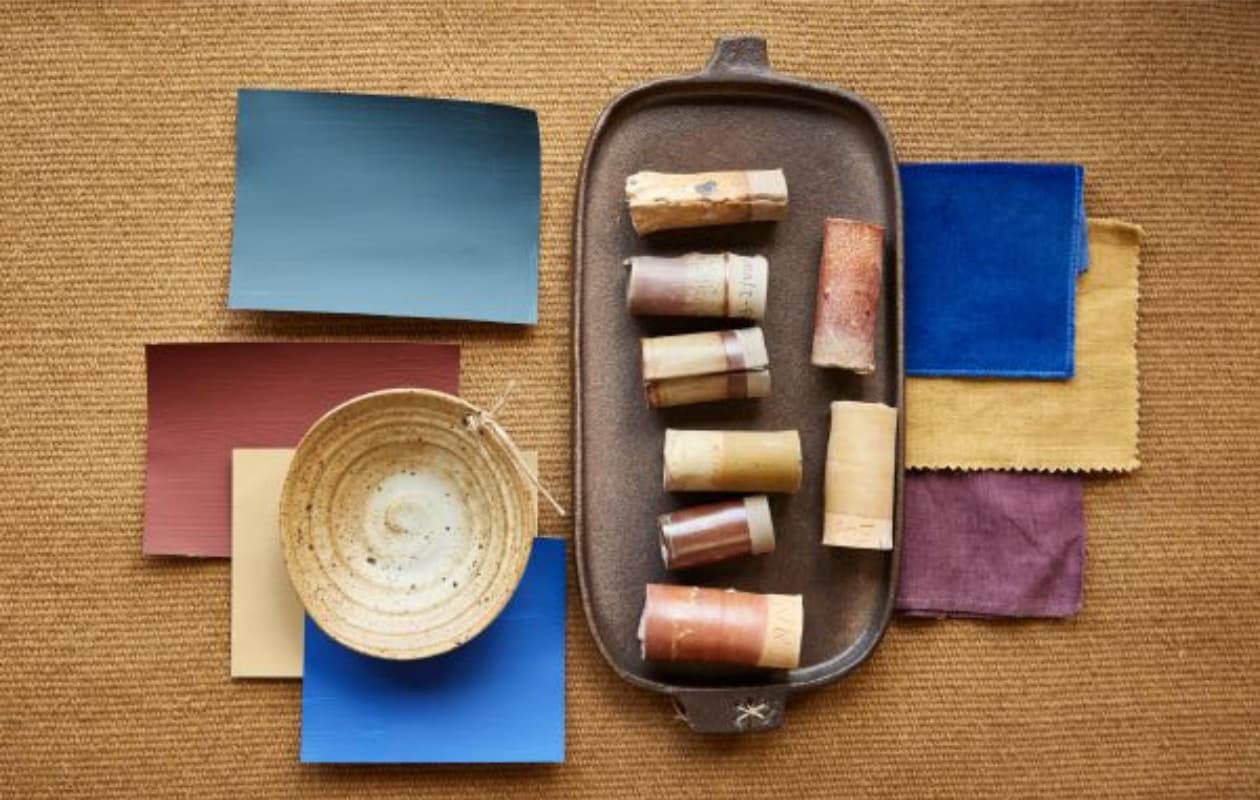 Blauwe muurverf rechts Hague Blue van Farrow &amp; Ball (deruamsterdam.nl). Vloerkleed, wol en katoen (hay.nl). Keramieken schaaltjes (marjokedeheer.com). Stoffen van Chivasso, prijs op aanvraag (jab.de). vtwonen 08-2023 | styling Marianne Luning | fotografie Alexander van berge