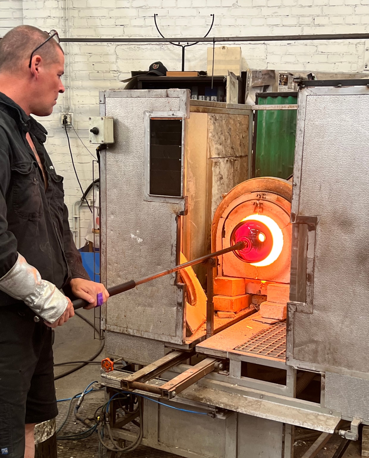 Glasmeester in Kosta Boda Adeline Mans