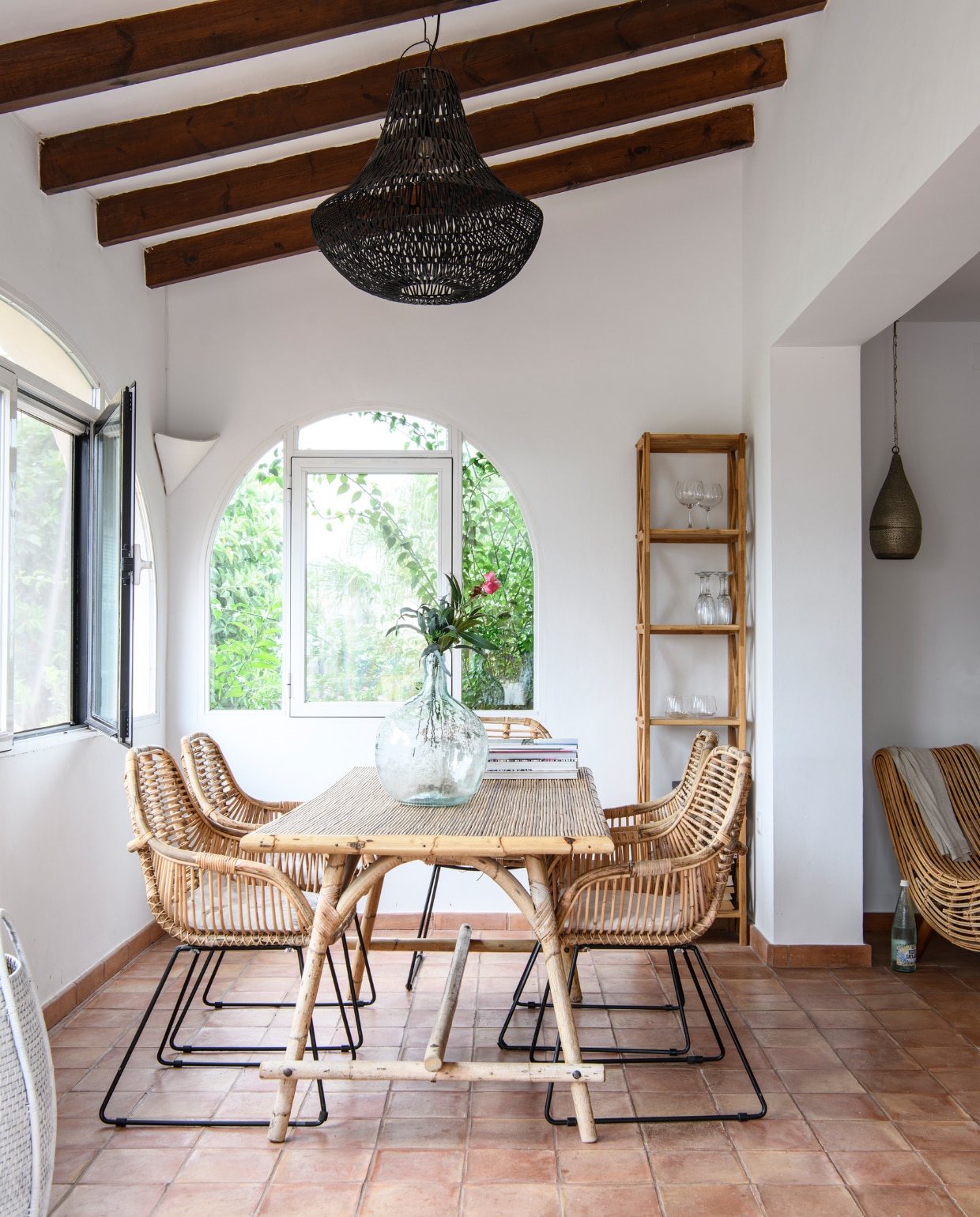 Eettafel Franse brocantemarkt. Kast en vaas tweedehands. Stoelen Casa. Overig onbekend. vtwonen special binnenkijken 06-2023 | productie Insidehomepage | fotografie Louis Lemaire | styling Inge van Lieshout