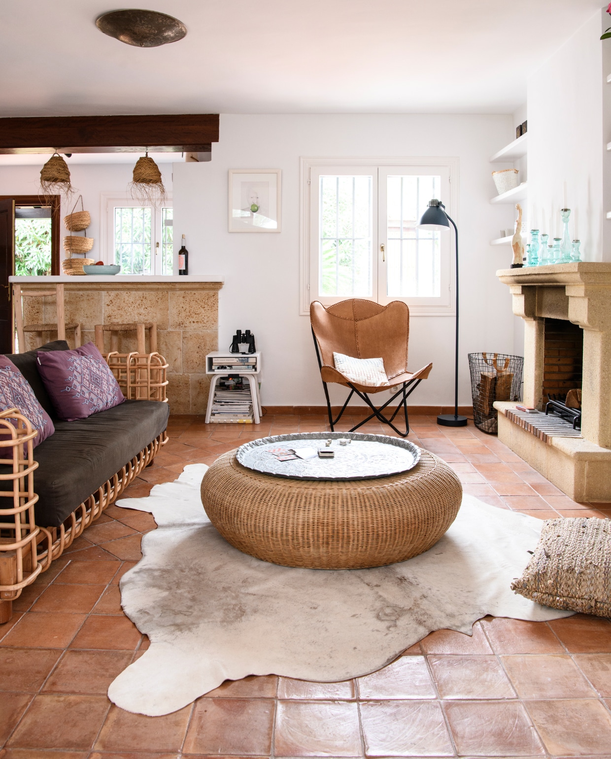 Bank lokaal gekocht. Kussens Sissy-boy en Missoni. Vloerlamp en bijzettafel Casa. Hanglampen en manden Household Hardware. Waterspuitflessen vintage. Vlinderstoel, mand, salontafel en kandelaars Marktplaats. Vloerkleed Loods 5. Overig onbekend. vtwonen special binnenkijken 06-2023 | productie Insidehomepage | fotografie Louis Lemaire | styling Inge van Lieshout